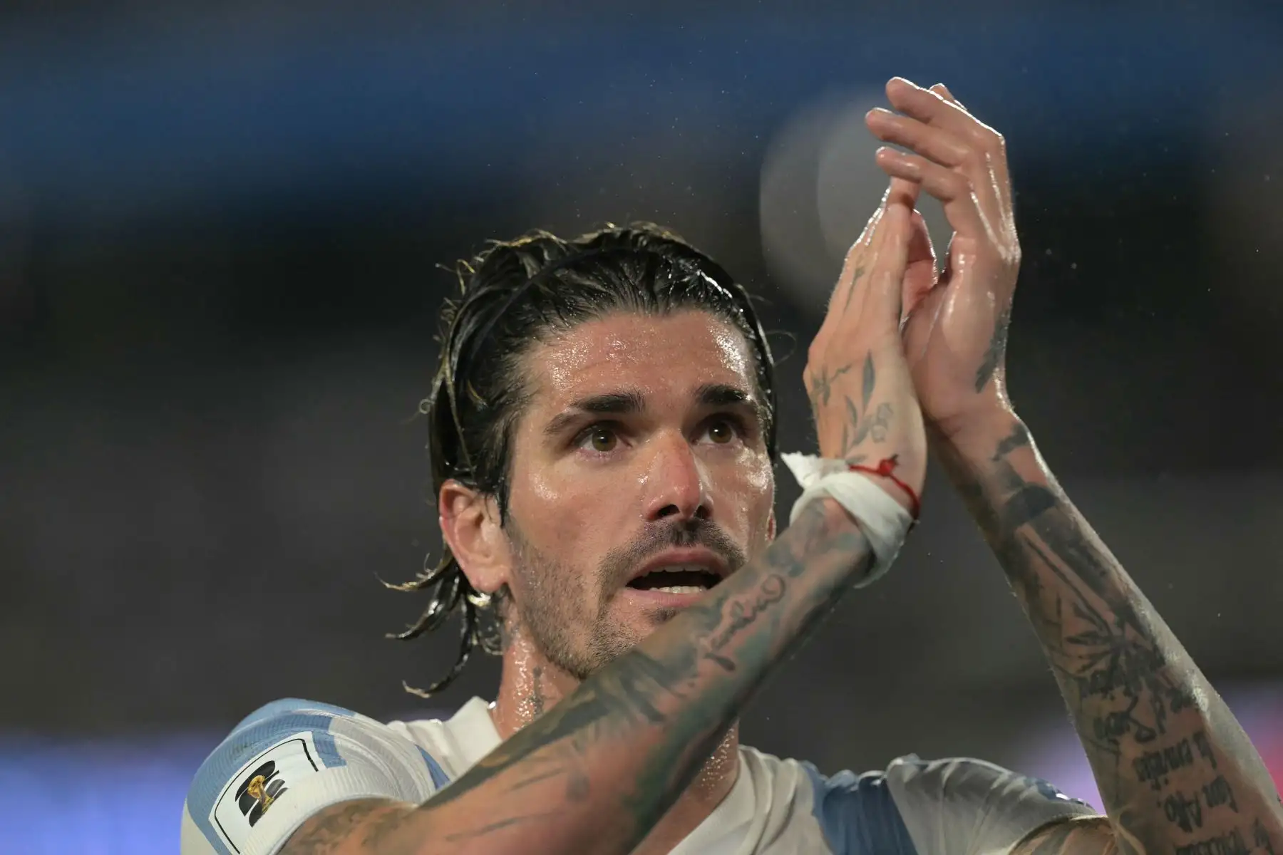 El mediocampista fue fundamental para que Argentina conquistara cuatro títulos importantes: la Copa Mundial de la FIFA 2022, que le permitió al país sudamericano obtener su histórica tercera corona, las Copas América de la CONMEBOL 2021 y 2024, y la Copa de Campeones de la CONMEBOL-UEFA 2022. AFP