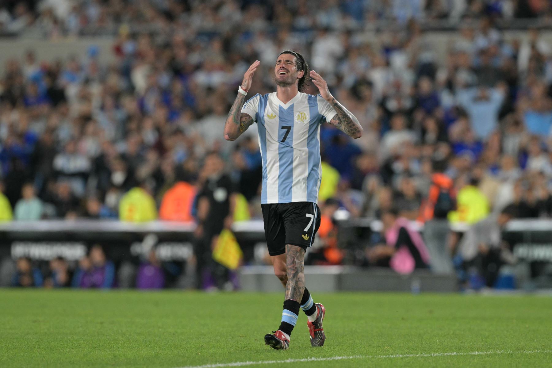 En el ámbito internacional, De Paul debutó con la selección nacional de Argentina en 2019 y desde entonces ha sumado 78 apariciones, anotando dos goles, en una era fructífera para La Albiceleste.  AFP