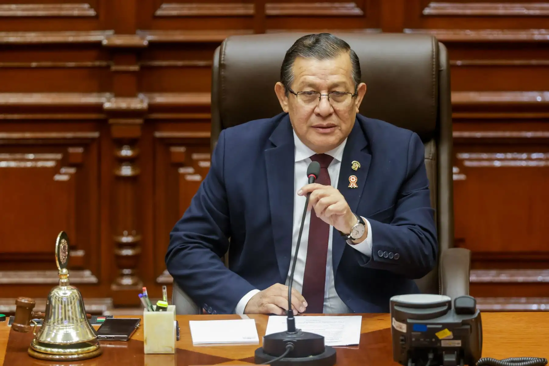 El Congreso de la República está por iniciar la sesión en la que se elegirá a la nueva Mesa Directiva para el periodo legislativo 2025-2026. En esta jornada participan dos listas encabezadas por José Jerí y José Cueto. La elección se desarrollará de forma presencial y con voto secreto, mediante cédulas. Una vez concluido el proceso, los nuevos integrantes prestarán juramento y asumirán inmediatamente sus funciones.En la imagen, el presidente del Congreso, Eduardo Salhuana.
Foto: ANDINA/Luis Iparraguirre