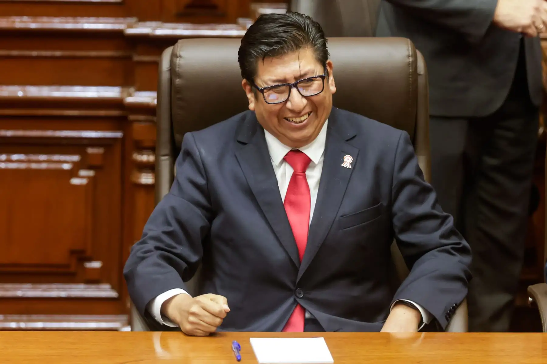 El Congreso de la República está por iniciar la sesión en la que se elegirá a la nueva Mesa Directiva para el periodo legislativo 2025-2026. En esta jornada participan dos listas encabezadas por José Jerí y José Cueto. La elección se desarrollará de forma presencial y con voto secreto, mediante cédulas. Una vez concluido el proceso, los nuevos integrantes prestarán juramento y asumirán inmediatamente sus funciones. En la imagen, el congresista Waldemar Cerrón  representante de la Segunda Vicepresidencia.  
Foto: ANDINA/Luis Iparraguirre