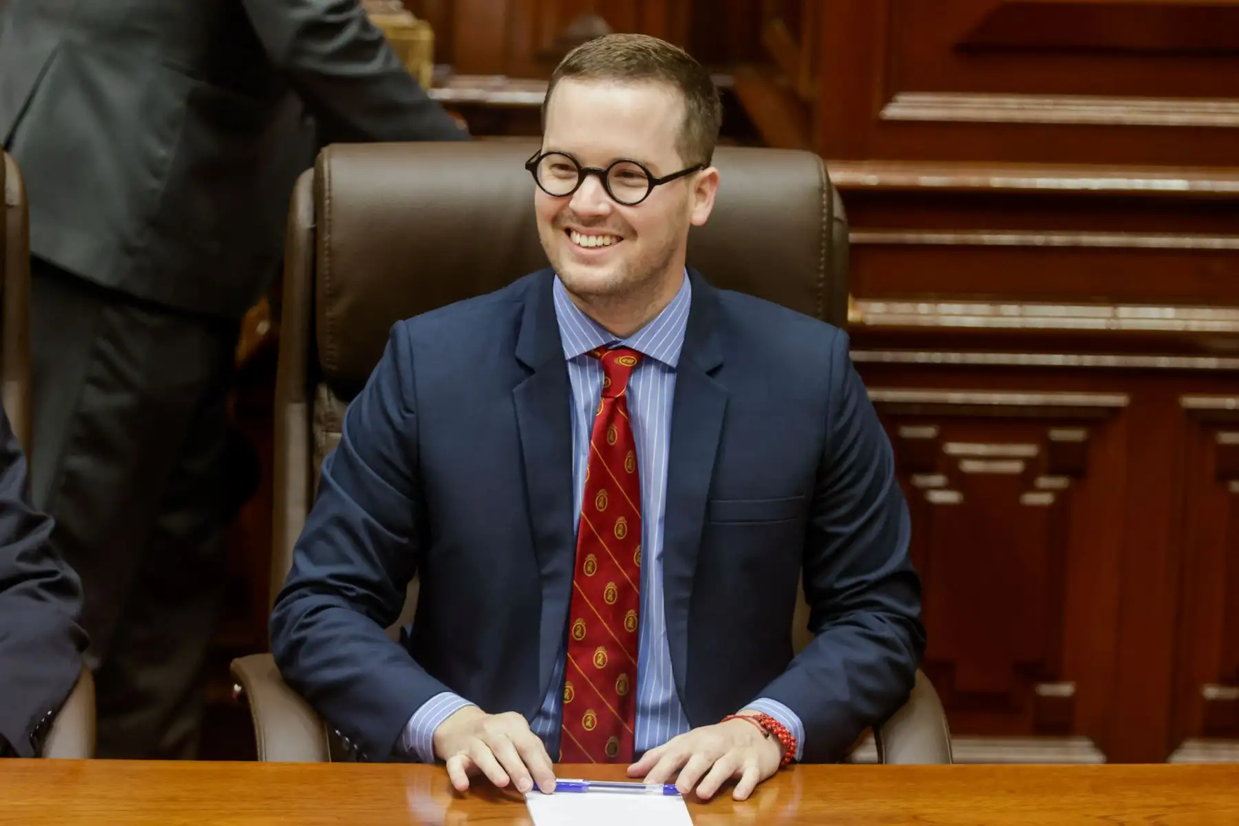 El Congreso de la República está por iniciar la sesión en la que se elegirá a la nueva Mesa Directiva para el periodo legislativo 2025-2026. En esta jornada participan dos listas encabezadas por José Jerí y José Cueto. La elección se desarrollará de forma presencial y con voto secreto, mediante cédulas. Una vez concluido el proceso, los nuevos integrantes prestarán juramento y asumirán inmediatamente sus funciones. Foto: ANDINA/Luis Iparraguirre