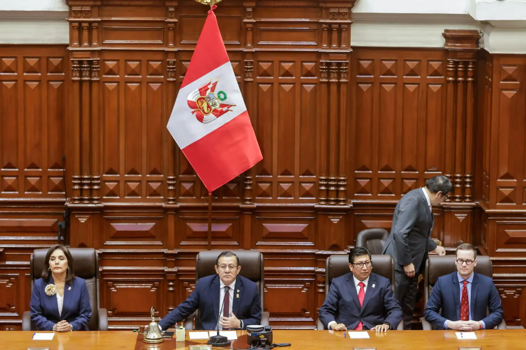 El Congreso de la República está por iniciar la sesión en la que se elegirá a la nueva Mesa Directiva para el periodo legislativo 2025-2026. En esta jornada participan dos listas encabezadas por José Jerí y José Cueto. La elección se desarrollará de forma presencial y con voto secreto, mediante cédulas. Una vez concluido el proceso, los nuevos integrantes prestarán juramento y asumirán inmediatamente sus funciones. Foto: ANDINA/Luis Iparraguirre