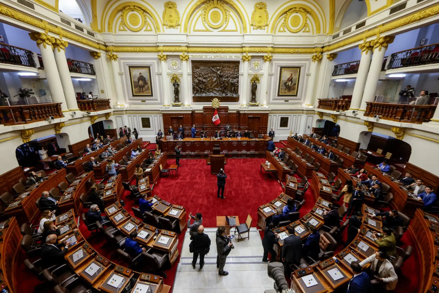El Congreso de la República está por iniciar la sesión en la que se elegirá a la nueva Mesa Directiva para el periodo legislativo 2025-2026. En esta jornada participan dos listas encabezadas por José Jerí y José Cueto. La elección se desarrollará de forma presencial y con voto secreto, mediante cédulas. Una vez concluido el proceso, los nuevos integrantes prestarán juramento y asumirán inmediatamente sus funciones. Foto: ANDINA/Luis Iparraguirre
