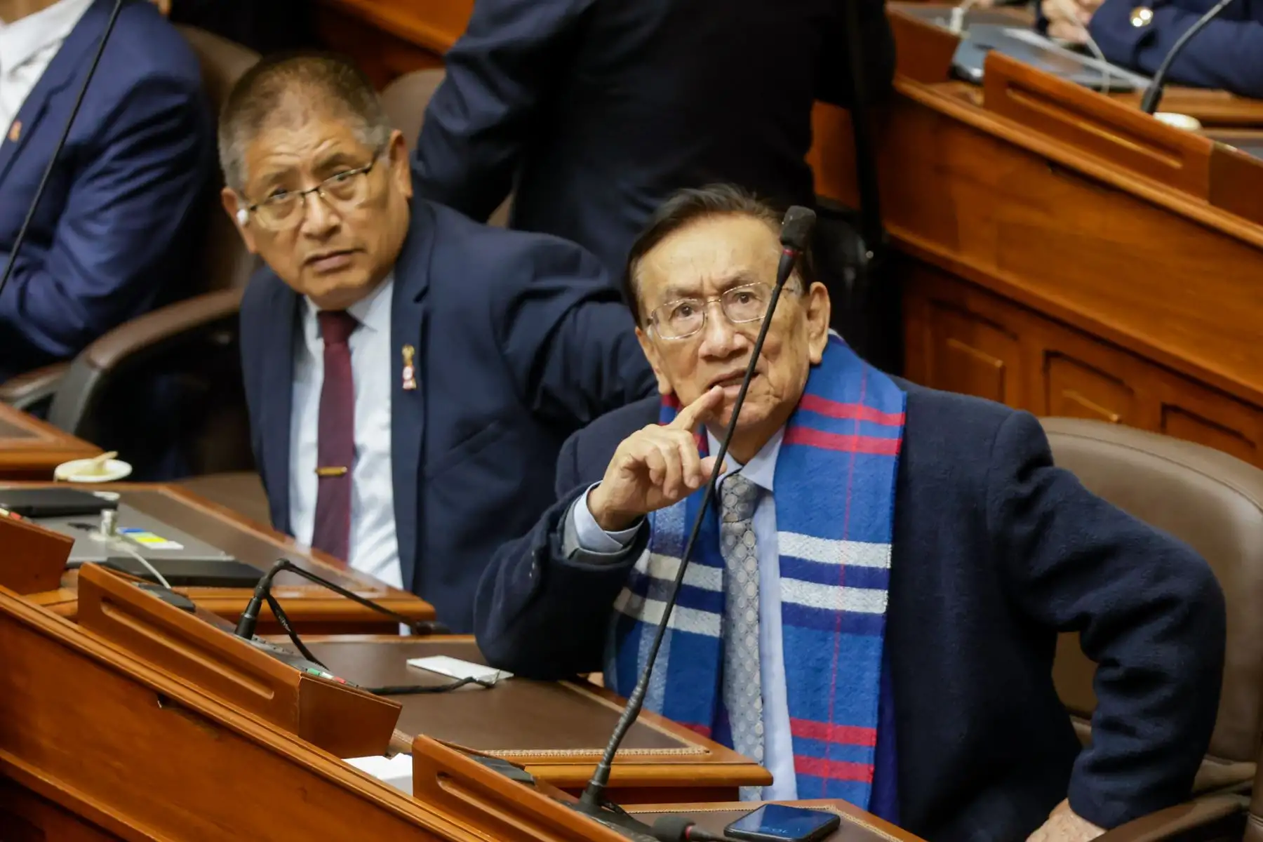 El Congreso de la República está por iniciar la sesión en la que se elegirá a la nueva Mesa Directiva para el periodo legislativo 2025-2026. En esta jornada participan dos listas encabezadas por José Jerí y José Cueto. La elección se desarrollará de forma presencial y con voto secreto, mediante cédulas. Una vez concluido el proceso, los nuevos integrantes prestarán juramento y asumirán inmediatamente sus funciones. Foto: ANDINA/Luis Iparraguirre