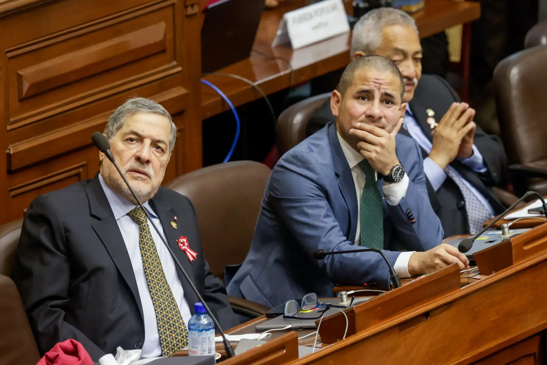 El Congreso de la República está por iniciar la sesión en la que se elegirá a la nueva Mesa Directiva para el periodo legislativo 2025-2026. En esta jornada participan dos listas encabezadas por José Jerí y José Cueto. La elección se desarrollará de forma presencial y con voto secreto, mediante cédulas. Una vez concluido el proceso, los nuevos integrantes prestarán juramento y asumirán inmediatamente sus funciones.En la imagen, el doctor Ernesto Bustamante.
Foto: ANDINA/Luis Iparraguirre