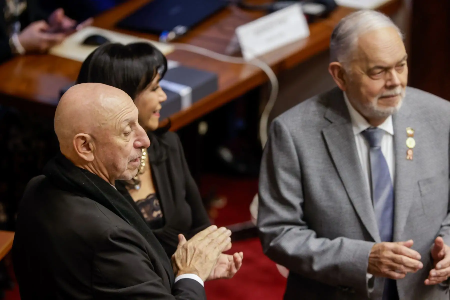 El Congreso de la República está por iniciar la sesión en la que se elegirá a la nueva Mesa Directiva para el periodo legislativo 2025-2026. En esta jornada participan dos listas encabezadas por José Jerí y José Cueto. La elección se desarrollará de forma presencial y con voto secreto, mediante cédulas. Una vez concluido el proceso, los nuevos integrantes prestarán juramento y asumirán inmediatamente sus funciones. En la imagen, los congresistas José Cueto y Jorge Montoya.
Foto: ANDINA/Luis Iparraguirre
