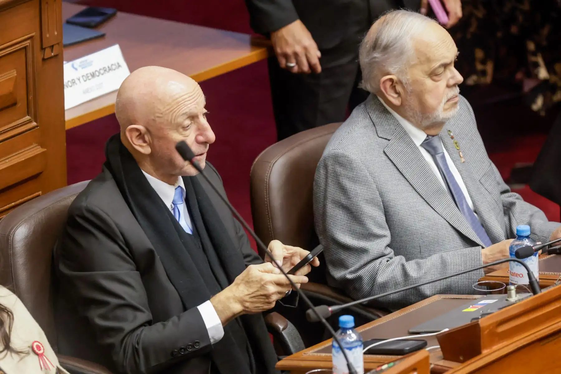 El Congreso de la República está por iniciar la sesión en la que se elegirá a la nueva Mesa Directiva para el periodo legislativo 2025-2026. En esta jornada participan dos listas encabezadas por José Jerí y José Cueto. La elección se desarrollará de forma presencial y con voto secreto, mediante cédulas. Una vez concluido el proceso, los nuevos integrantes prestarán juramento y asumirán inmediatamente sus funciones. En la imagen, los congresistas José Cueto y Jorge Montoya.
Foto: ANDINA/Luis Iparraguirre
