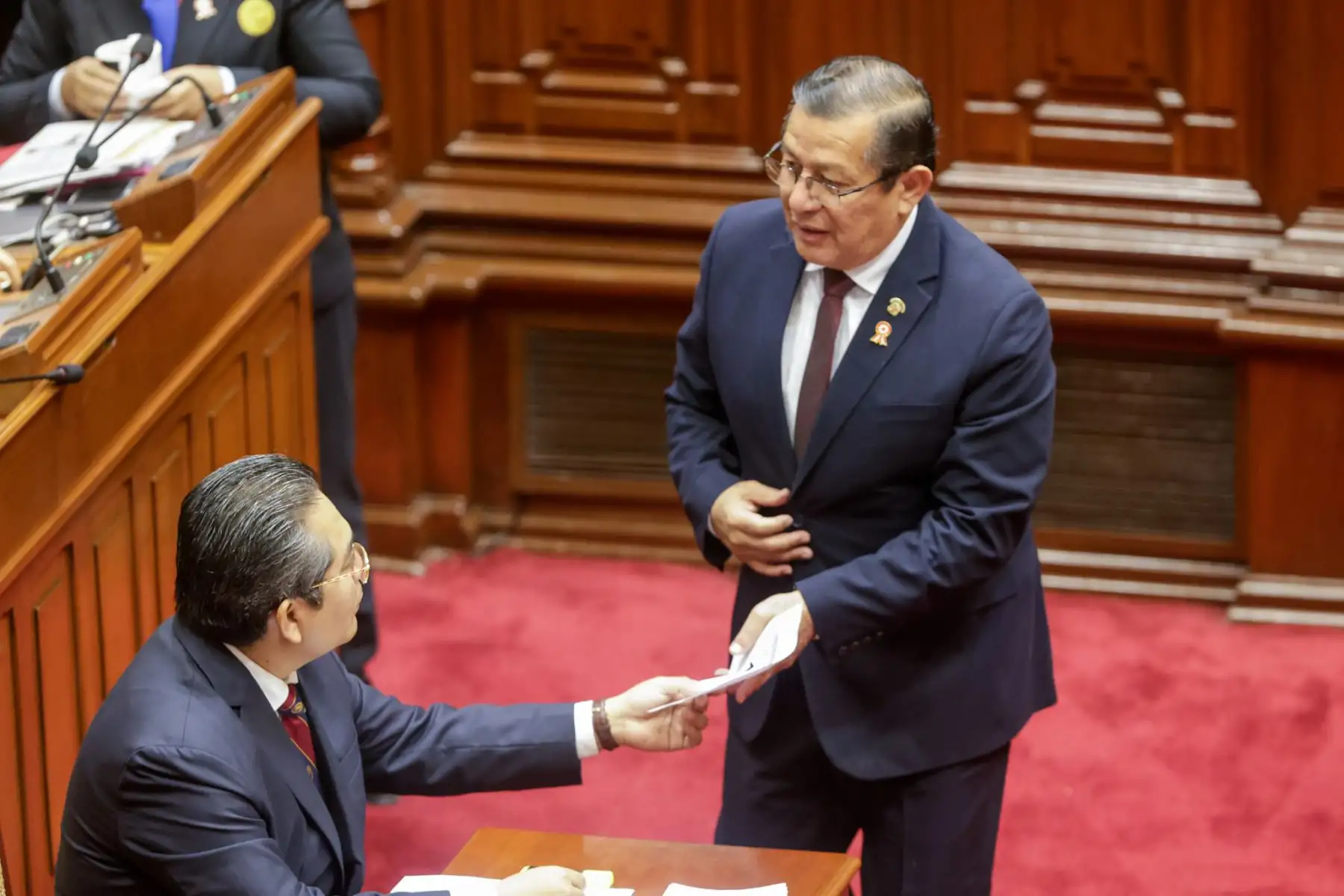 El Congreso de la República inició el proceso de votación para elegir a la nueva Mesa Directiva del periodo 2025-2026. Los primeros en emitir su voto fueron los actuales miembros de la Mesa Directiva, encabezados por el presidente del Congreso, Eduardo Salhuana. La votación se realiza de manera presencial y secreta, mediante cédulas, y participan los 130 congresistas en orden alfabético, bajo la supervisión de dos parlamentarios escrutadores.En la imagen, el congresista Eduardo Salhuana. Foto: ANDINA/Luis Iparraguirre