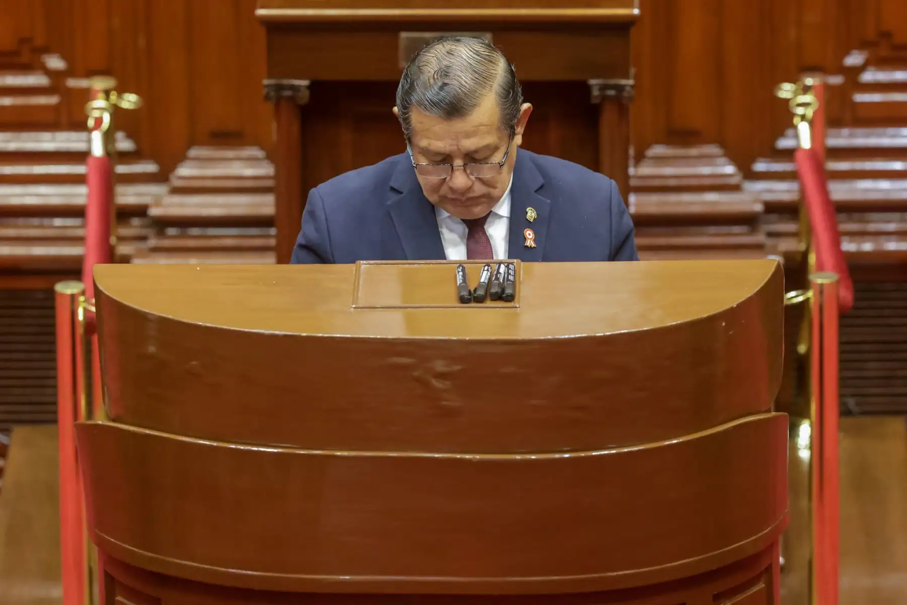 El Congreso de la República inició el proceso de votación para elegir a la nueva Mesa Directiva del periodo 2025-2026. Los primeros en emitir su voto fueron los actuales miembros de la Mesa Directiva, encabezados por el presidente del Congreso, Eduardo Salhuana. La votación se realiza de manera presencial y secreta, mediante cédulas, y participan los 130 congresistas en orden alfabético, bajo la supervisión de dos parlamentarios escrutadores.En la imagen, el congresista Eduardo Salhuana. Foto: ANDINA/Luis Iparraguirre