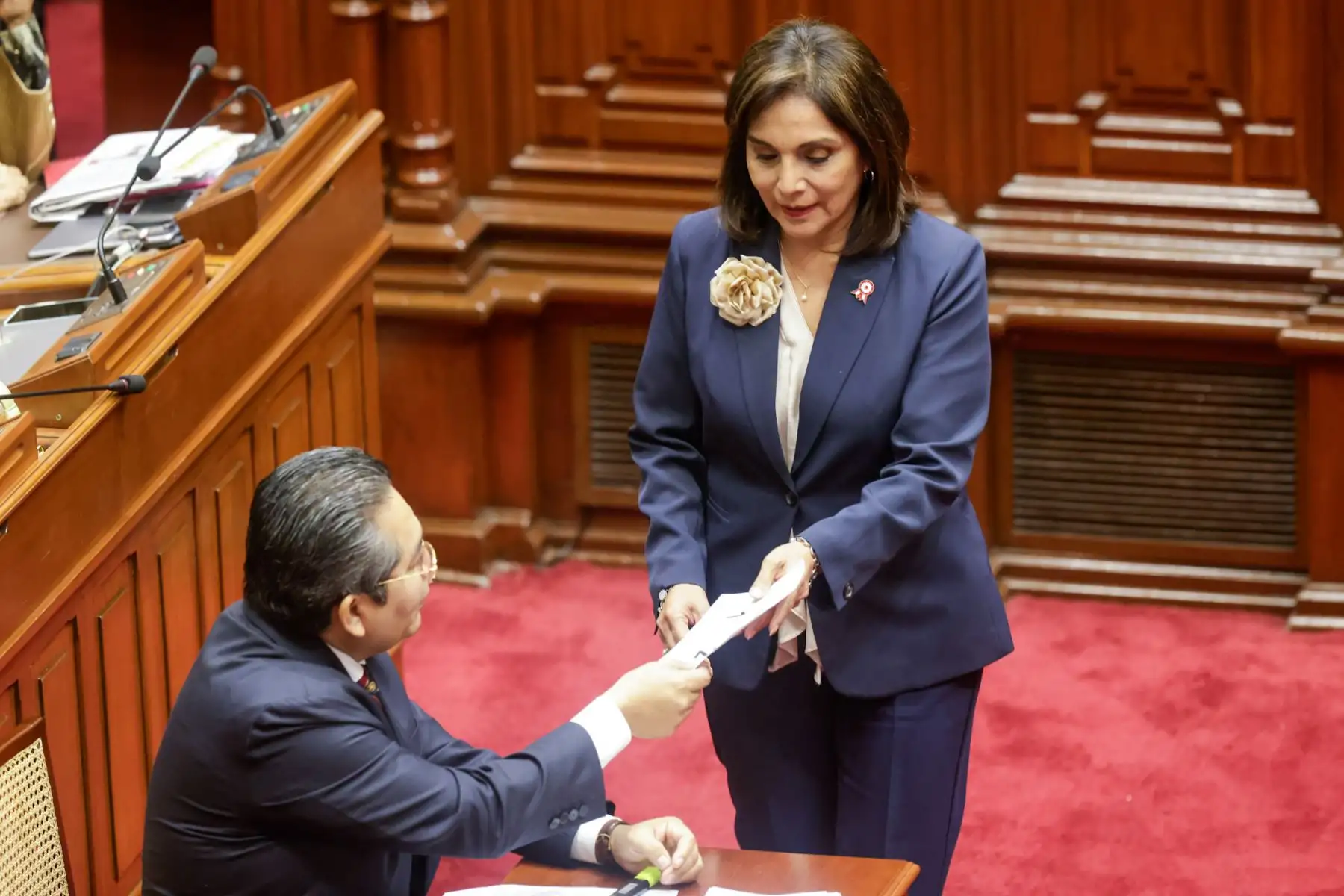 El Congreso de la República inició el proceso de votación para elegir a la nueva Mesa Directiva del periodo 2025-2026. Los primeros en emitir su voto fueron los actuales miembros de la Mesa Directiva, encabezados por el presidente del Congreso, Eduardo Salhuana. La votación se realiza de manera presencial y secreta, mediante cédulas, y participan los 130 congresistas en orden alfabético, bajo la supervisión de dos parlamentarios escrutadores. En la imagen, la congresista Patricia Juarez.
Foto: ANDINA/Luis