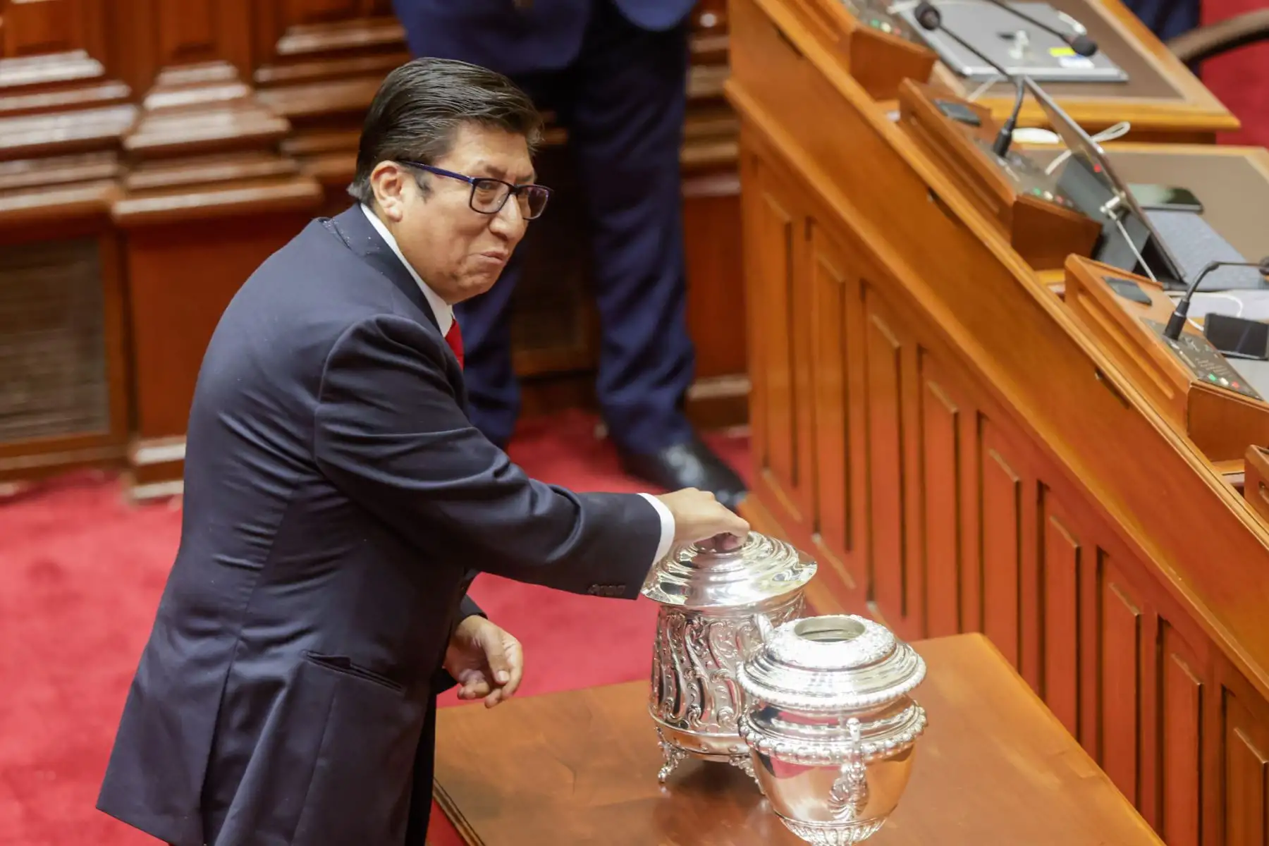 El Congreso de la República inició el proceso de votación para elegir a la nueva Mesa Directiva del periodo 2025-2026. Los primeros en emitir su voto fueron los actuales miembros de la Mesa Directiva, encabezados por el presidente del Congreso, Eduardo Salhuana. La votación se realiza de manera presencial y secreta, mediante cédulas, y participan los 130 congresistas en orden alfabético, bajo la supervisión de dos parlamentarios escrutadores. En la imagen, el congresista Waldemar Cerrón.
Foto: ANDINA/Luis