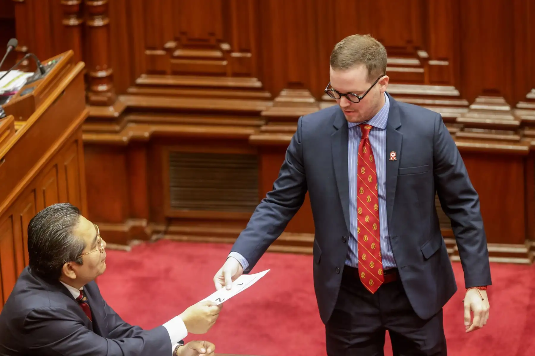 El Congreso de la República inició el proceso de votación para elegir a la nueva Mesa Directiva del periodo 2025-2026. Los primeros en emitir su voto fueron los actuales miembros de la Mesa Directiva, encabezados por el presidente del Congreso, Eduardo Salhuana. La votación se realiza de manera presencial y secreta, mediante cédulas, y participan los 130 congresistas en orden alfabético, bajo la supervisión de dos parlamentarios escrutadores. En la imagen, el congresista Alejandro Cavero.
Foto: ANDINA/Luis