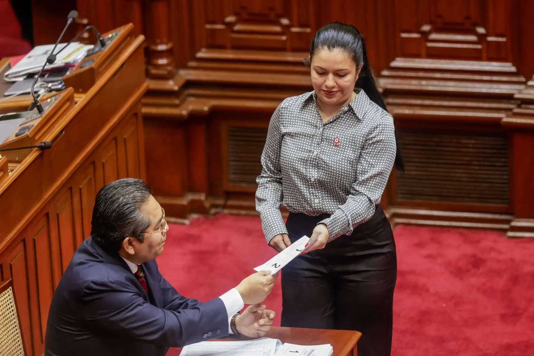 El Congreso de la República inició el proceso de votación para elegir a la nueva Mesa Directiva del periodo 2025-2026. Los primeros en emitir su voto fueron los actuales miembros de la Mesa Directiva, encabezados por el presidente del Congreso, Eduardo Salhuana. La votación se realiza de manera presencial y secreta, mediante cédulas, y participan los 130 congresistas en orden alfabético, bajo la supervisión de dos parlamentarios escrutadores. Foto: ANDINA/Luis Iparraguirre