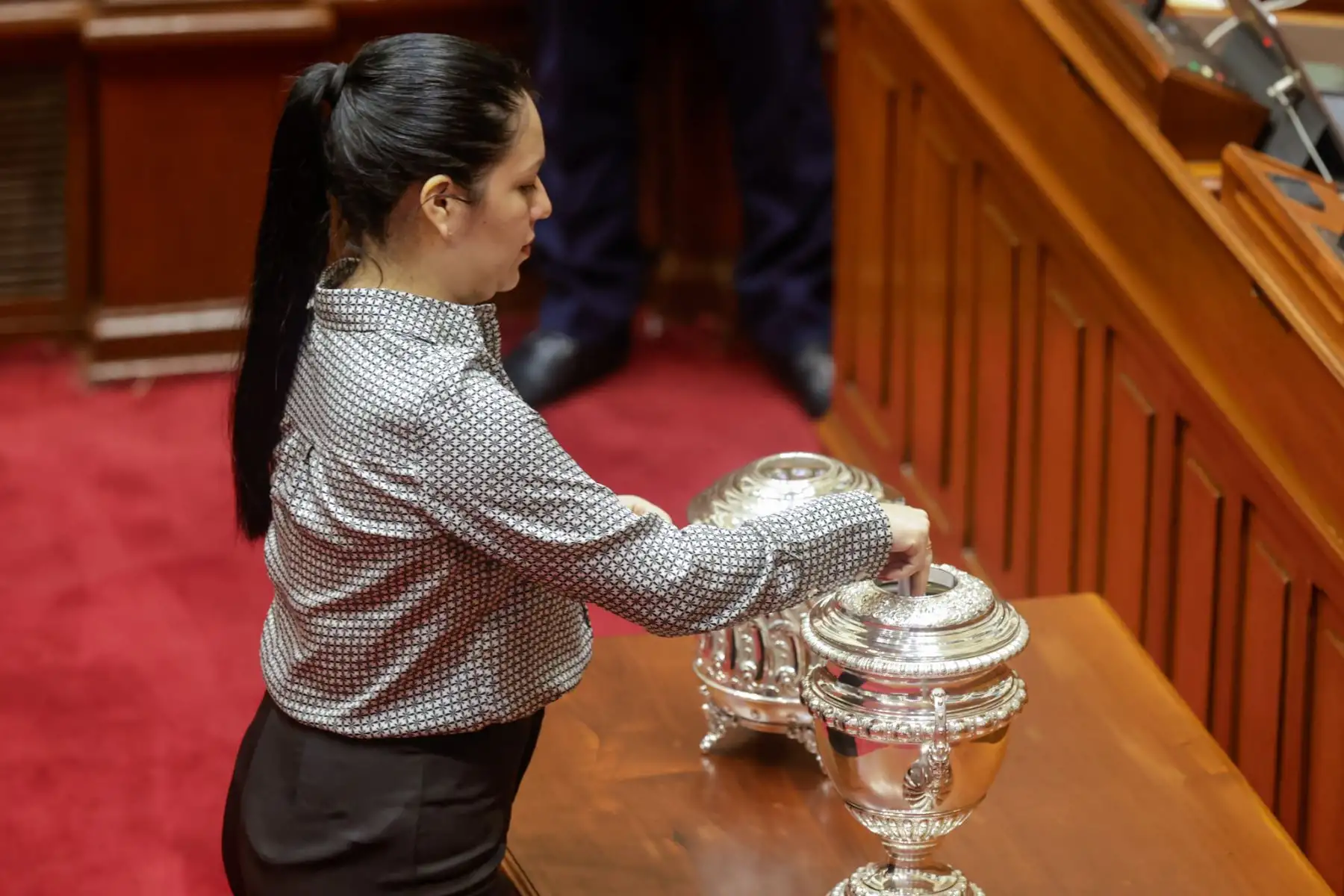 El Congreso de la República inició el proceso de votación para elegir a la nueva Mesa Directiva del periodo 2025-2026. Los primeros en emitir su voto fueron los actuales miembros de la Mesa Directiva, encabezados por el presidente del Congreso, Eduardo Salhuana. La votación se realiza de manera presencial y secreta, mediante cédulas, y participan los 130 congresistas en orden alfabético, bajo la supervisión de dos parlamentarios escrutadores. Foto: ANDINA/Luis Iparraguirre