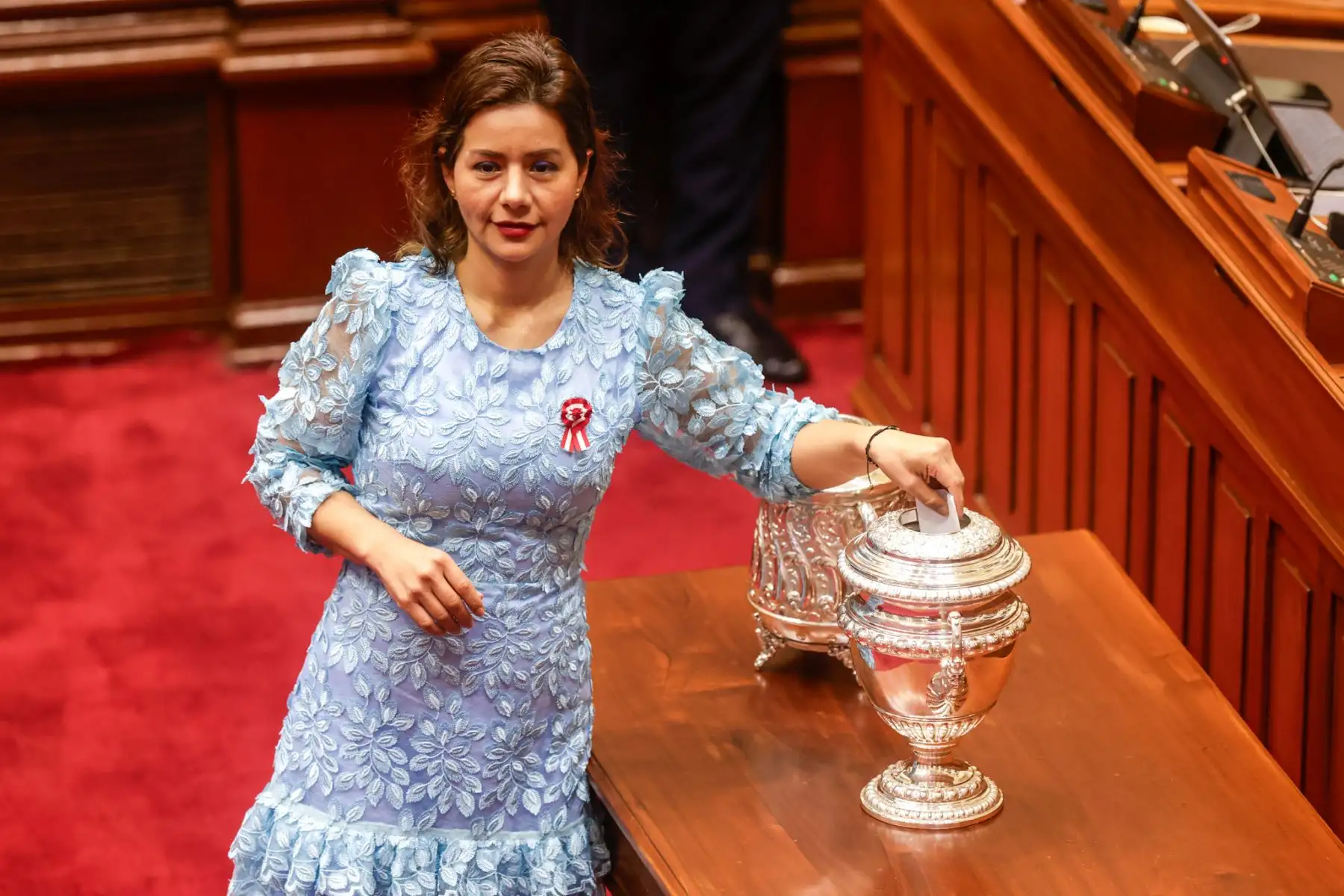 El Congreso de la República inició el proceso de votación para elegir a la nueva Mesa Directiva del periodo 2025-2026. Los primeros en emitir su voto fueron los actuales miembros de la Mesa Directiva, encabezados por el presidente del Congreso, Eduardo Salhuana. La votación se realiza de manera presencial y secreta, mediante cédulas, y participan los 130 congresistas en orden alfabético, bajo la supervisión de dos parlamentarios escrutadores. En la imagen, congresista Tania Ramirez. 
Foto: ANDINA/Luis Ipar