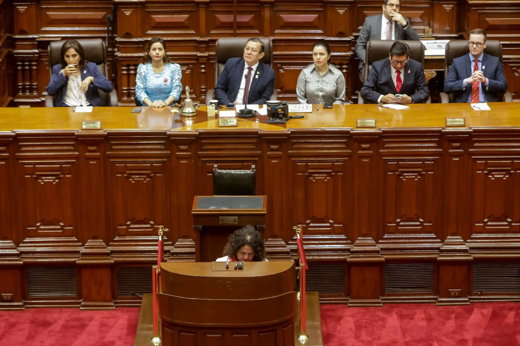 El Congreso de la República inició el proceso de votación para elegir a la nueva Mesa Directiva del periodo 2025-2026. Los primeros en emitir su voto fueron los actuales miembros de la Mesa Directiva, encabezados por el presidente del Congreso, Eduardo Salhuana. La votación se realiza de manera presencial y secreta, mediante cédulas, y participan los 130 congresistas en orden alfabético, bajo la supervisión de dos parlamentarios escrutadores. Foto: ANDINA/Luis Iparraguirre