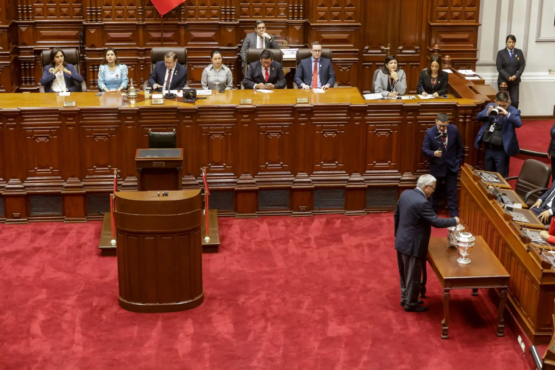 El Congreso de la República inició el proceso de votación para elegir a la nueva Mesa Directiva del periodo 2025-2026. Los primeros en emitir su voto fueron los actuales miembros de la Mesa Directiva, encabezados por el presidente del Congreso, Eduardo Salhuana. La votación se realiza de manera presencial y secreta, mediante cédulas, y participan los 130 congresistas en orden alfabético, bajo la supervisión de dos parlamentarios escrutadores. Foto: ANDINA/Luis Iparraguirre