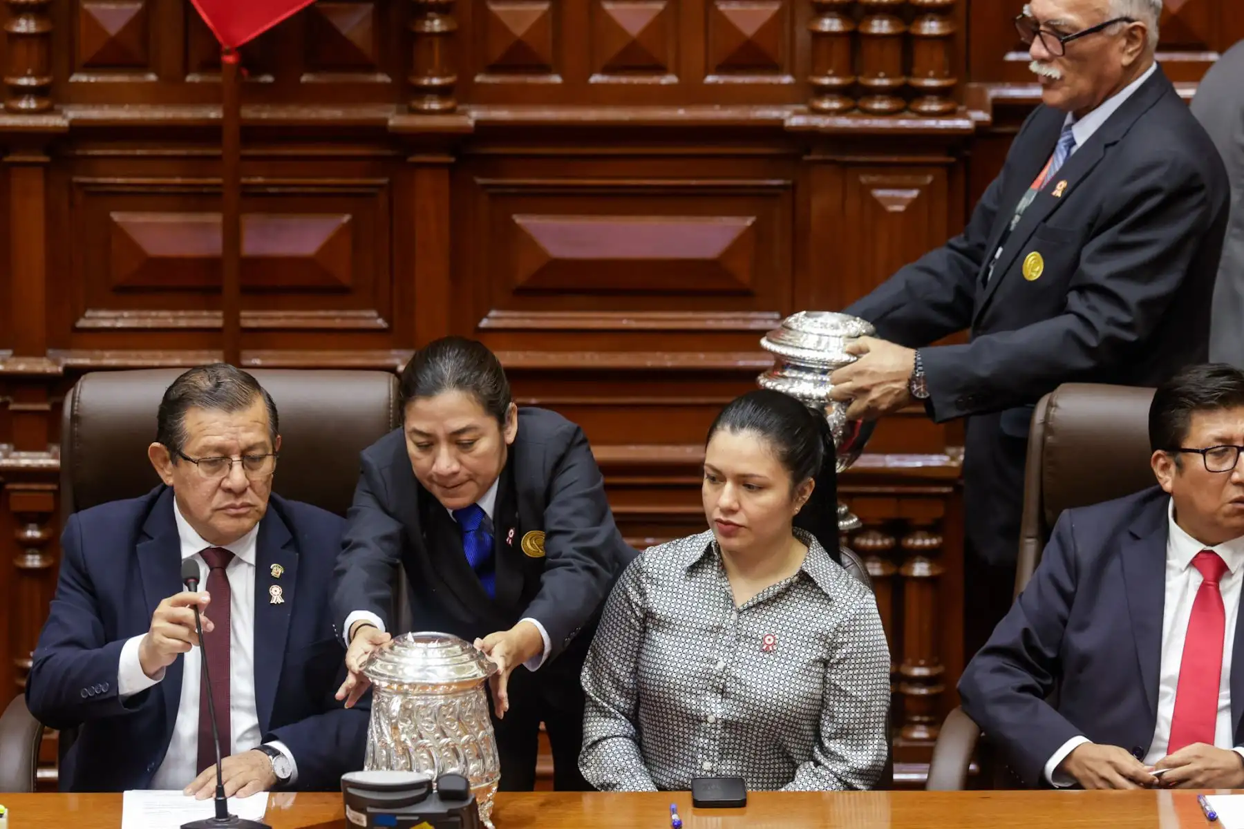 Con 126 votos emitidos, el Congreso eligió a la nueva Mesa Directiva para el periodo 2025-2026, encabezada por José Enrique Jerí Oré como presidente. La lista ganadora obtuvo 79 votos, frente a los 40 de la lista 2; además, se registraron 3 votos en blanco y 4 viciados. Completan la Mesa Directiva: Fernando Miguel Rospigliosi Capurro (primer vicepresidente), Waldemar Cerrón Rojas (segundo vicepresidente) e Ilich Freddy López Ureña (tercer vicepresidente). Foto: ANDINA/Luis Iparraguirre