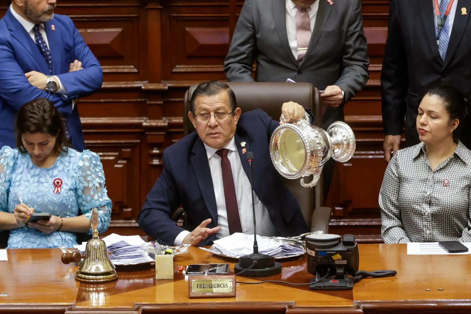 Con 126 votos emitidos, el Congreso eligió a la nueva Mesa Directiva para el periodo 2025-2026, encabezada por José Enrique Jerí Oré como presidente. La lista ganadora obtuvo 79 votos, frente a los 40 de la lista 2; además, se registraron 3 votos en blanco y 4 viciados. Completan la Mesa Directiva: Fernando Miguel Rospigliosi Capurro (primer vicepresidente), Waldemar Cerrón Rojas (segundo vicepresidente) e Ilich Freddy López Ureña (tercer vicepresidente). Foto: ANDINA/Luis Iparraguirre