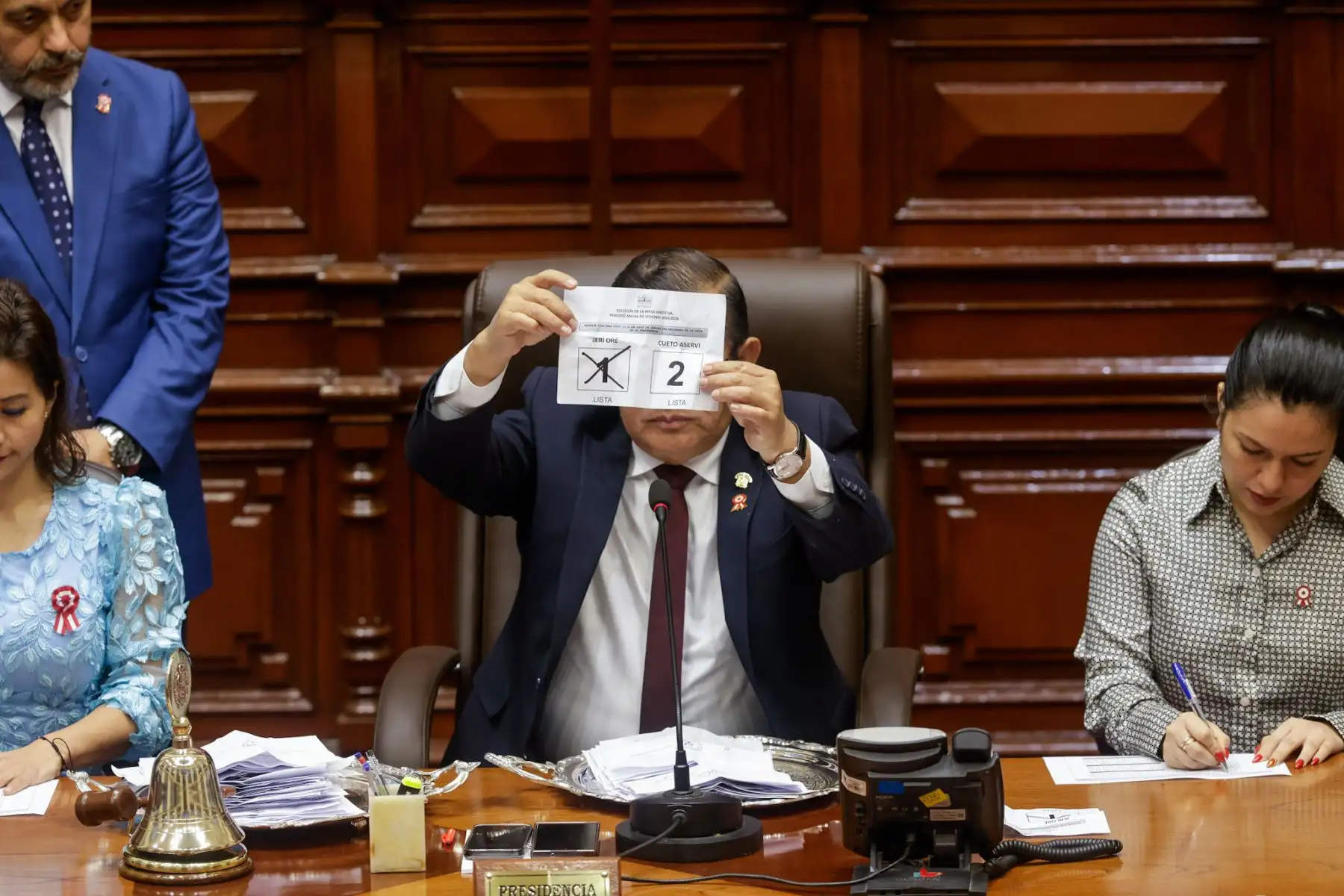 Con 126 votos emitidos, el Congreso eligió a la nueva Mesa Directiva para el periodo 2025-2026, encabezada por José Enrique Jerí Oré como presidente. La lista ganadora obtuvo 79 votos, frente a los 40 de la lista 2; además, se registraron 3 votos en blanco y 4 viciados. Completan la Mesa Directiva: Fernando Miguel Rospigliosi Capurro (primer vicepresidente), Waldemar Cerrón Rojas (segundo vicepresidente) e Ilich Freddy López Ureña (tercer vicepresidente). Foto: ANDINA/Luis Iparraguirre
