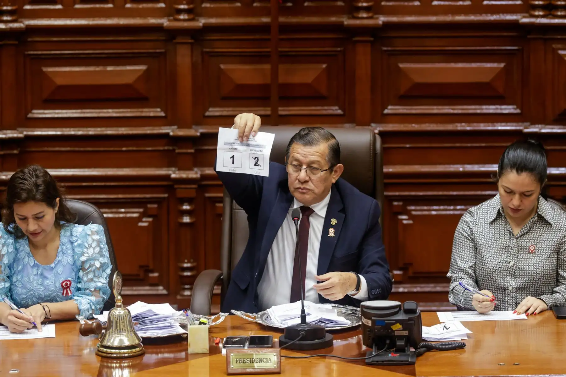 Con 126 votos emitidos, el Congreso eligió a la nueva Mesa Directiva para el periodo 2025-2026, encabezada por José Enrique Jerí Oré como presidente. La lista ganadora obtuvo 79 votos, frente a los 40 de la lista 2; además, se registraron 3 votos en blanco y 4 viciados. Completan la Mesa Directiva: Fernando Miguel Rospigliosi Capurro (primer vicepresidente), Waldemar Cerrón Rojas (segundo vicepresidente) e Ilich Freddy López Ureña (tercer vicepresidente). Foto: ANDINA/Luis Iparraguirre