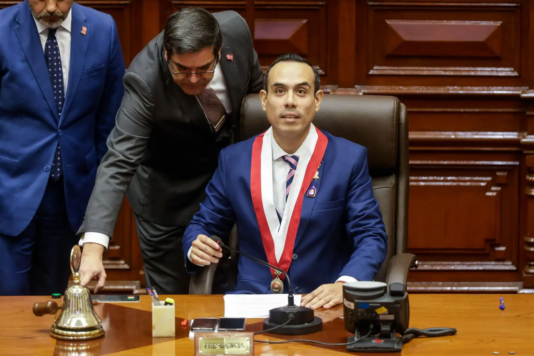 Con 126 votos emitidos, el Congreso eligió a la nueva Mesa Directiva para el periodo 2025-2026, encabezada por José Enrique Jerí Oré como presidente. La lista ganadora obtuvo 79 votos, frente a los 40 de la lista 2; además, se registraron 3 votos en blanco y 4 viciados. Completan la Mesa Directiva: Fernando Miguel Rospigliosi Capurro (primer vicepresidente), Waldemar Cerrón Rojas (segundo vicepresidente) e Ilich Freddy López Ureña (tercer vicepresidente). Foto: ANDINA/Luis Iparraguirre