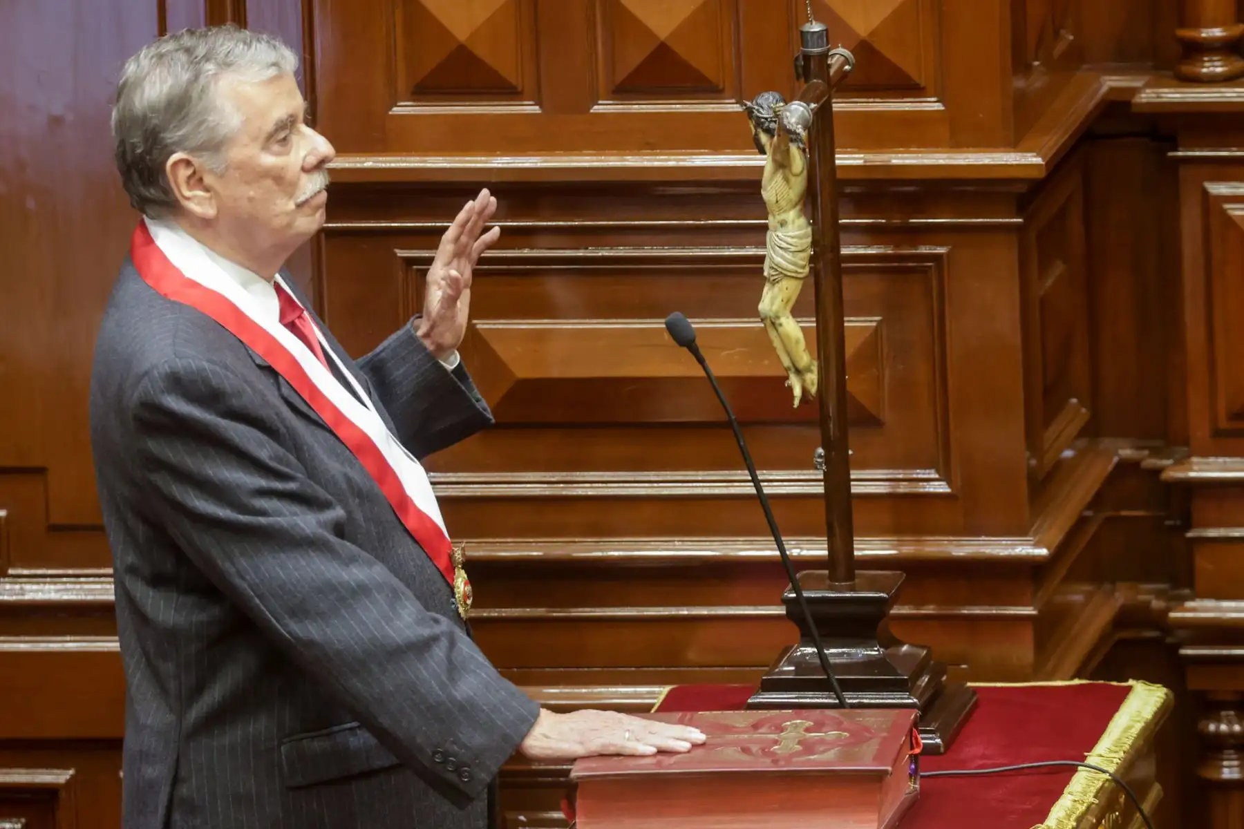 Con 126 votos emitidos, el Congreso eligió a la nueva Mesa Directiva para el periodo 2025-2026, encabezada por José Enrique Jerí Oré como presidente. La lista ganadora obtuvo 79 votos, frente a los 40 de la lista 2; además, se registraron 3 votos en blanco y 4 viciados. Completan la Mesa Directiva: Fernando Miguel Rospigliosi Capurro (primer vicepresidente), Waldemar Cerrón Rojas (segundo vicepresidente) e Ilich Freddy López Ureña (tercer vicepresidente). Foto: ANDINA/Luis Iparraguirre