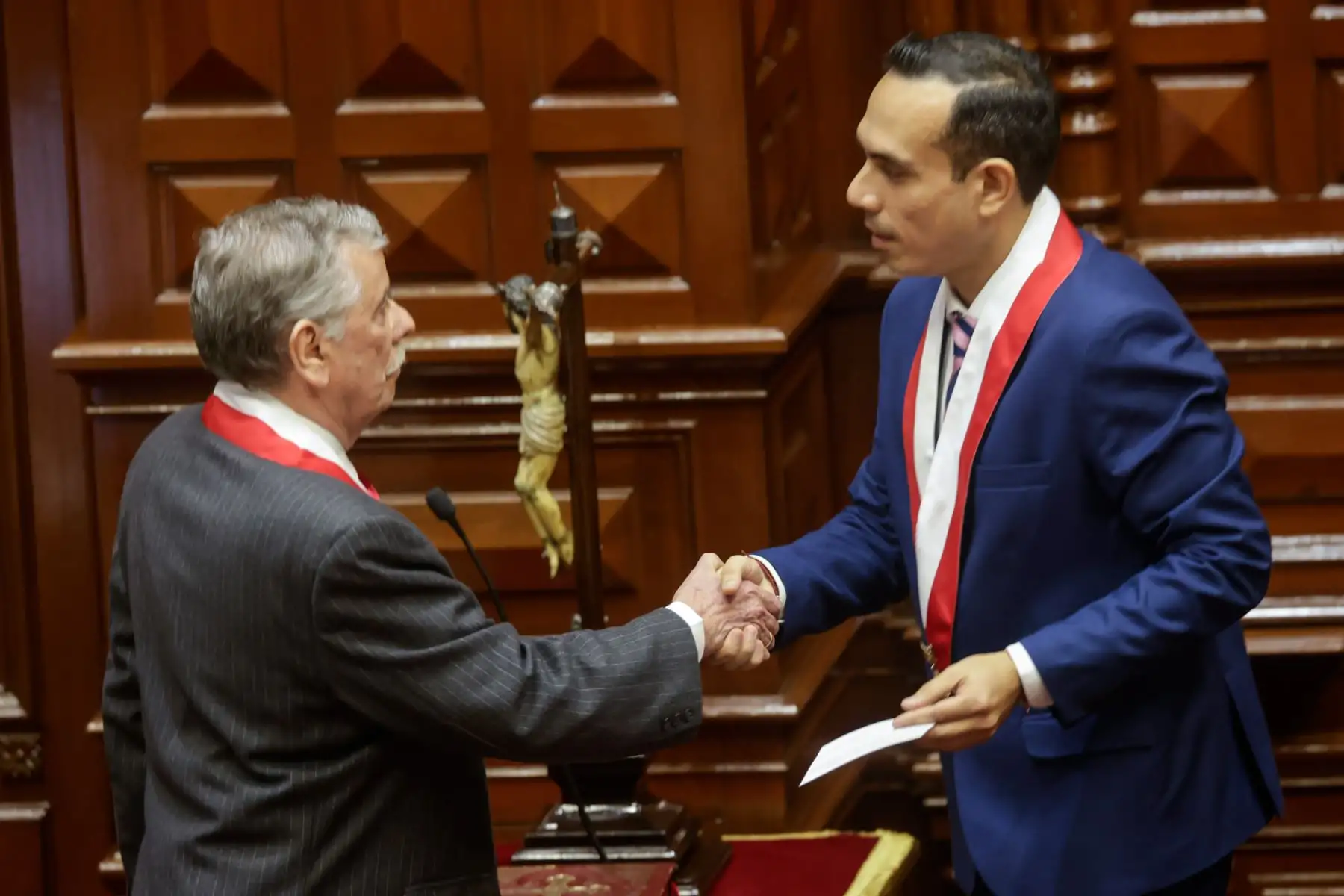 Con 126 votos emitidos, el Congreso eligió a la nueva Mesa Directiva para el periodo 2025-2026, encabezada por José Enrique Jerí Oré como presidente. La lista ganadora obtuvo 79 votos, frente a los 40 de la lista 2; además, se registraron 3 votos en blanco y 4 viciados. Completan la Mesa Directiva: Fernando Miguel Rospigliosi Capurro (primer vicepresidente), Waldemar Cerrón Rojas (segundo vicepresidente) e Ilich Freddy López Ureña (tercer vicepresidente). Foto: ANDINA/Luis Iparraguirre