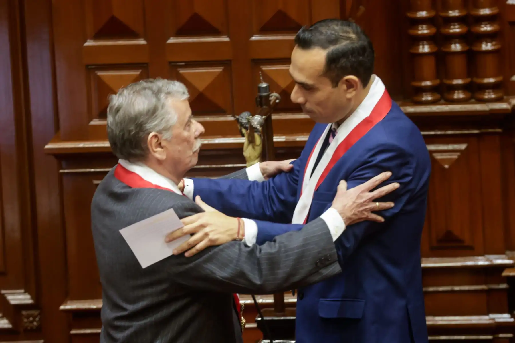 Con 126 votos emitidos, el Congreso eligió a la nueva Mesa Directiva para el periodo 2025-2026, encabezada por José Enrique Jerí Oré como presidente. La lista ganadora obtuvo 79 votos, frente a los 40 de la lista 2; además, se registraron 3 votos en blanco y 4 viciados. Completan la Mesa Directiva: Fernando Miguel Rospigliosi Capurro (primer vicepresidente), Waldemar Cerrón Rojas (segundo vicepresidente) e Ilich Freddy López Ureña (tercer vicepresidente). Foto: ANDINA/Luis Iparraguirre