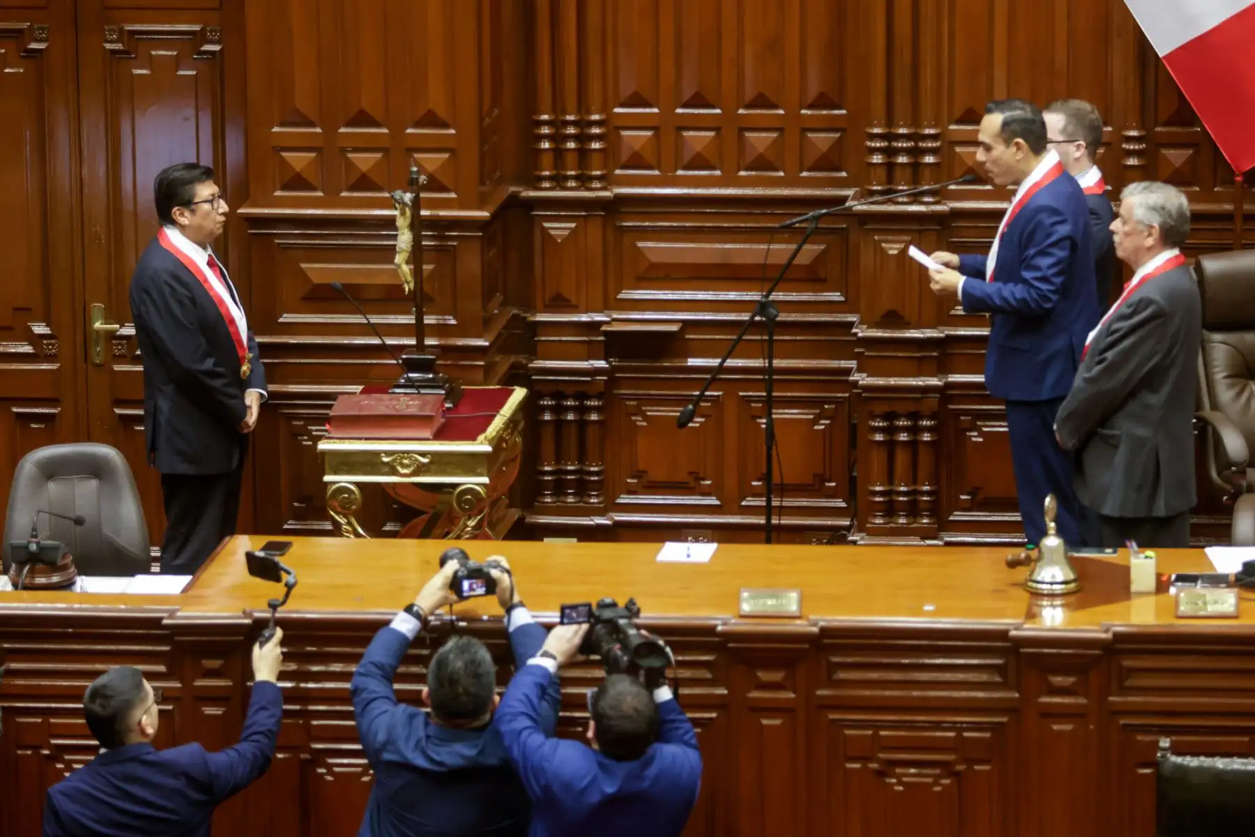 Con 126 votos emitidos, el Congreso eligió a la nueva Mesa Directiva para el periodo 2025-2026, encabezada por José Enrique Jerí Oré como presidente. La lista ganadora obtuvo 79 votos, frente a los 40 de la lista 2; además, se registraron 3 votos en blanco y 4 viciados. Completan la Mesa Directiva: Fernando Miguel Rospigliosi Capurro (primer vicepresidente), Waldemar Cerrón Rojas (segundo vicepresidente) e Ilich Freddy López Ureña (tercer vicepresidente). Foto: ANDINA/Luis Iparraguirre