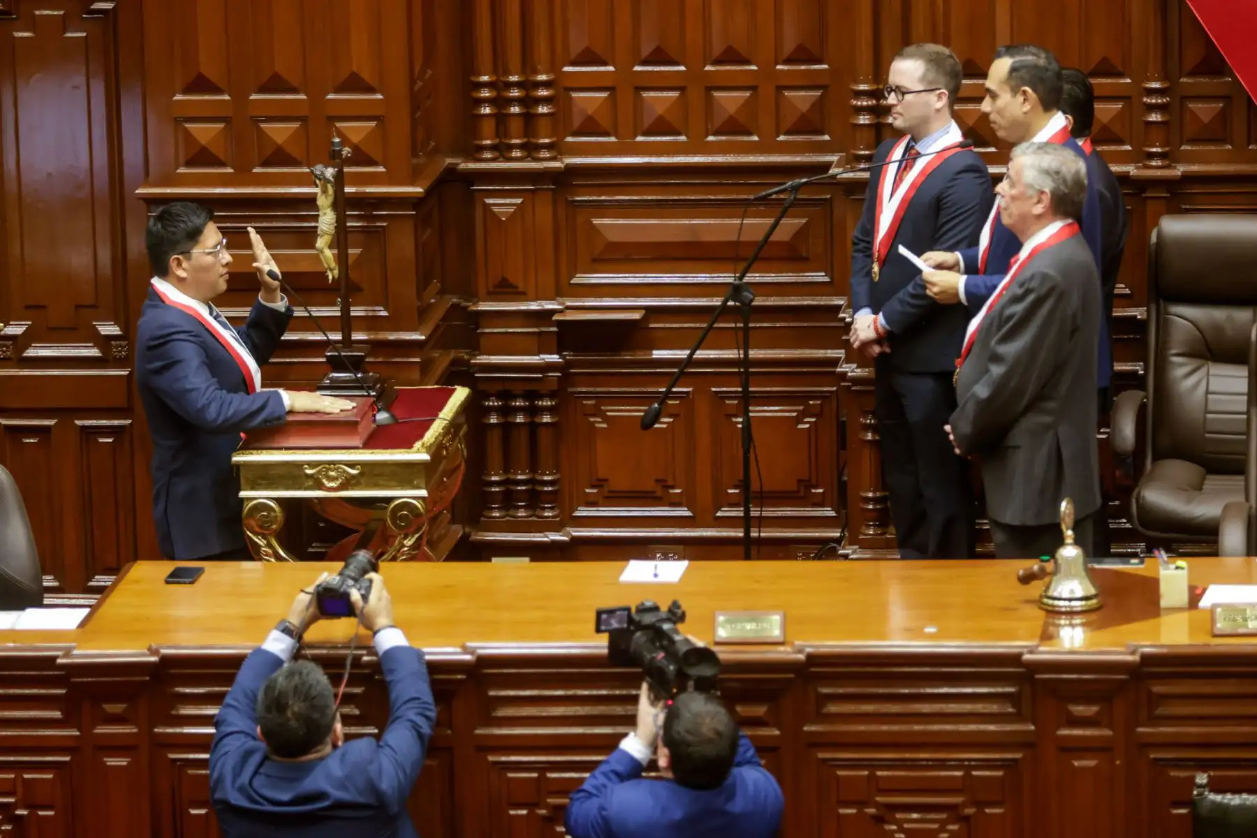 Con 126 votos emitidos, el Congreso eligió a la nueva Mesa Directiva para el periodo 2025-2026, encabezada por José Enrique Jerí Oré como presidente. La lista ganadora obtuvo 79 votos, frente a los 40 de la lista 2; además, se registraron 3 votos en blanco y 4 viciados. Completan la Mesa Directiva: Fernando Miguel Rospigliosi Capurro (primer vicepresidente), Waldemar Cerrón Rojas (segundo vicepresidente) e Ilich Freddy López Ureña (tercer vicepresidente). Foto: ANDINA/Luis Iparraguirre