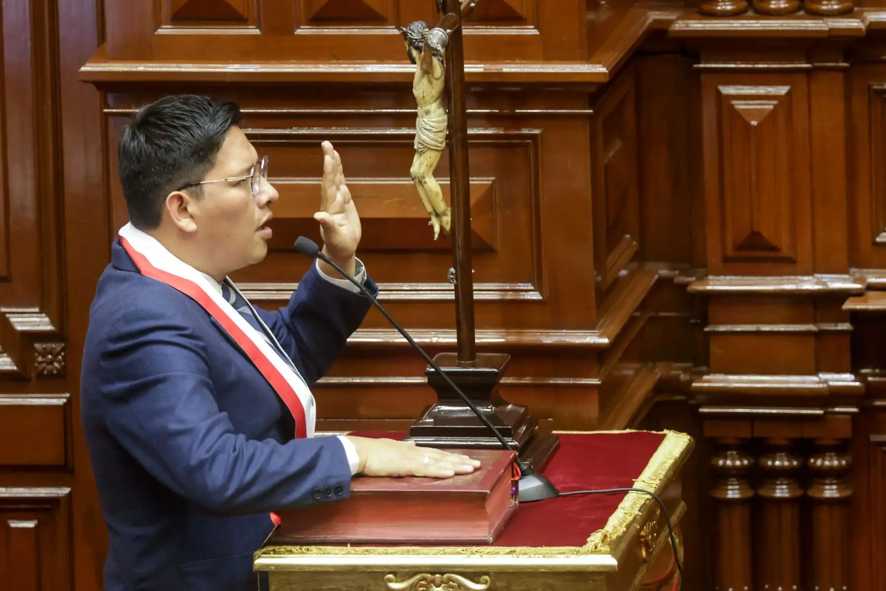 Con 126 votos emitidos, el Congreso eligió a la nueva Mesa Directiva para el periodo 2025-2026, encabezada por José Enrique Jerí Oré como presidente. La lista ganadora obtuvo 79 votos, frente a los 40 de la lista 2; además, se registraron 3 votos en blanco y 4 viciados. Completan la Mesa Directiva: Fernando Miguel Rospigliosi Capurro (primer vicepresidente), Waldemar Cerrón Rojas (segundo vicepresidente) e Ilich Freddy López Ureña (tercer vicepresidente). Foto: ANDINA/Luis Iparraguirre