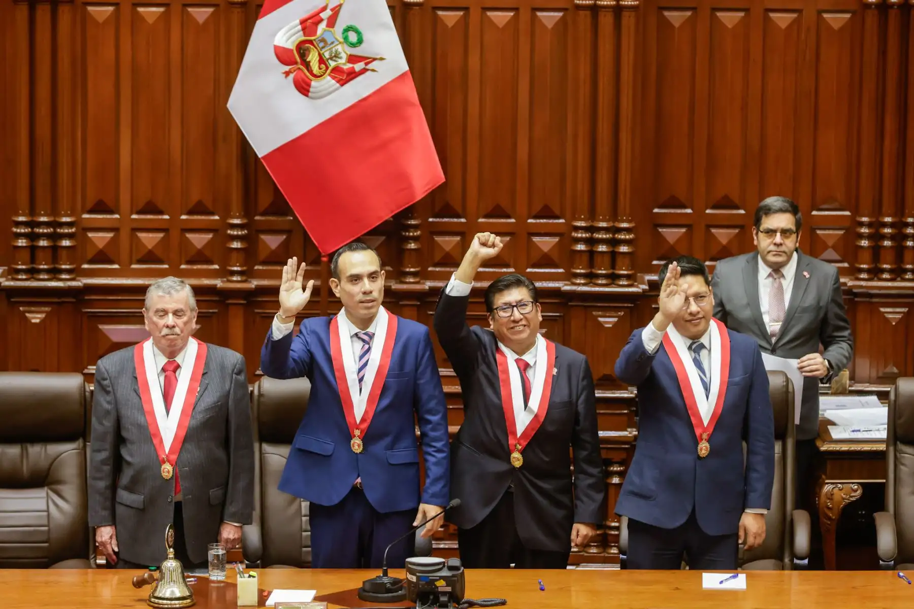 Con 126 votos emitidos, el Congreso eligió a la nueva Mesa Directiva para el periodo 2025-2026, encabezada por José Enrique Jerí Oré como presidente. La lista ganadora obtuvo 79 votos, frente a los 40 de la lista 2; además, se registraron 3 votos en blanco y 4 viciados. Completan la Mesa Directiva: Fernando Miguel Rospigliosi Capurro (primer vicepresidente), Waldemar Cerrón Rojas (segundo vicepresidente) e Ilich Freddy López Ureña (tercer vicepresidente). Foto: ANDINA/Luis Iparraguirre