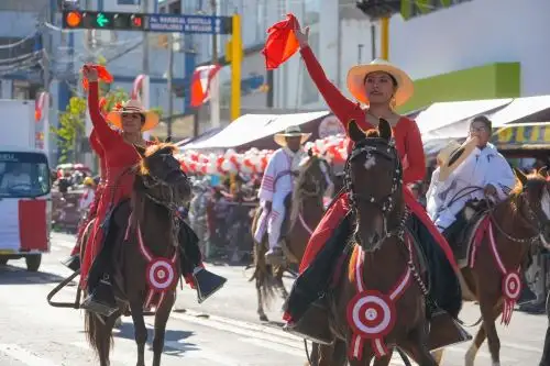 Civiles y militares participaron en el desfile de la avenida Independencia, en Arequipa. ANDINA/Difusión