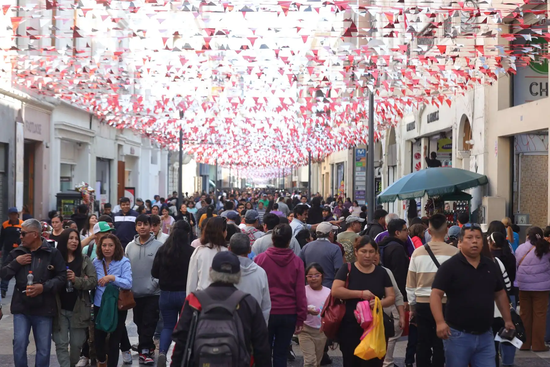 Municipalidad de Lima realiza el concierto Festeja Perú con la animación de Ronny Zuzunaga y la presentación musical de Los Ardiles, Dilbert Aguilar, Orquesta Bembé, Orquesta Candela, Afrodisiaco, Deyvis Orozco, Alborada y Marisol, la "Faraona de la cumbia", cerrando la noche con su potente voz y clásicos inolvidables.
Foto: ANDINA/Eddy Ramos