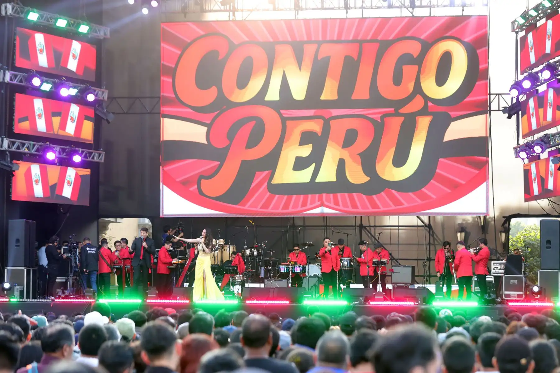 Municipalidad de Lima realiza el concierto Festeja Perú con la animación de Ronny Zuzunaga y la presentación musical de Los Ardiles, Dilbert Aguilar, Orquesta Bembé, Orquesta Candela, Afrodisiaco, Deyvis Orozco, Alborada y Marisol, la "Faraona de la cumbia", cerrando la noche con su potente voz y clásicos inolvidables.
Foto: ANDINA/Eddy Ramos