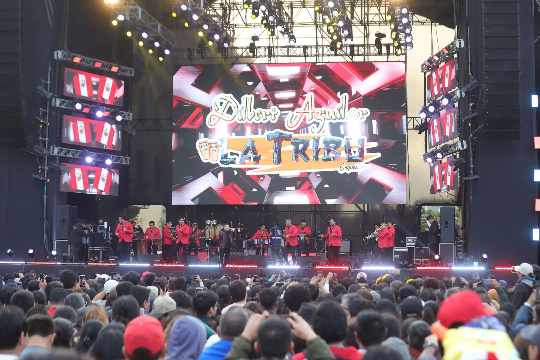 Municipalidad de Lima realiza el concierto Festeja Perú con la animación de Ronny Zuzunaga y la presentación musical de Los Ardiles, Dilbert Aguilar, Orquesta Bembé, Orquesta Candela, Afrodisiaco, Deyvis Orozco, Alborada y Marisol, la "Faraona de la cumbia", cerrando la noche con su potente voz y clásicos inolvidables.
Foto: ANDINA/Eddy Ramos