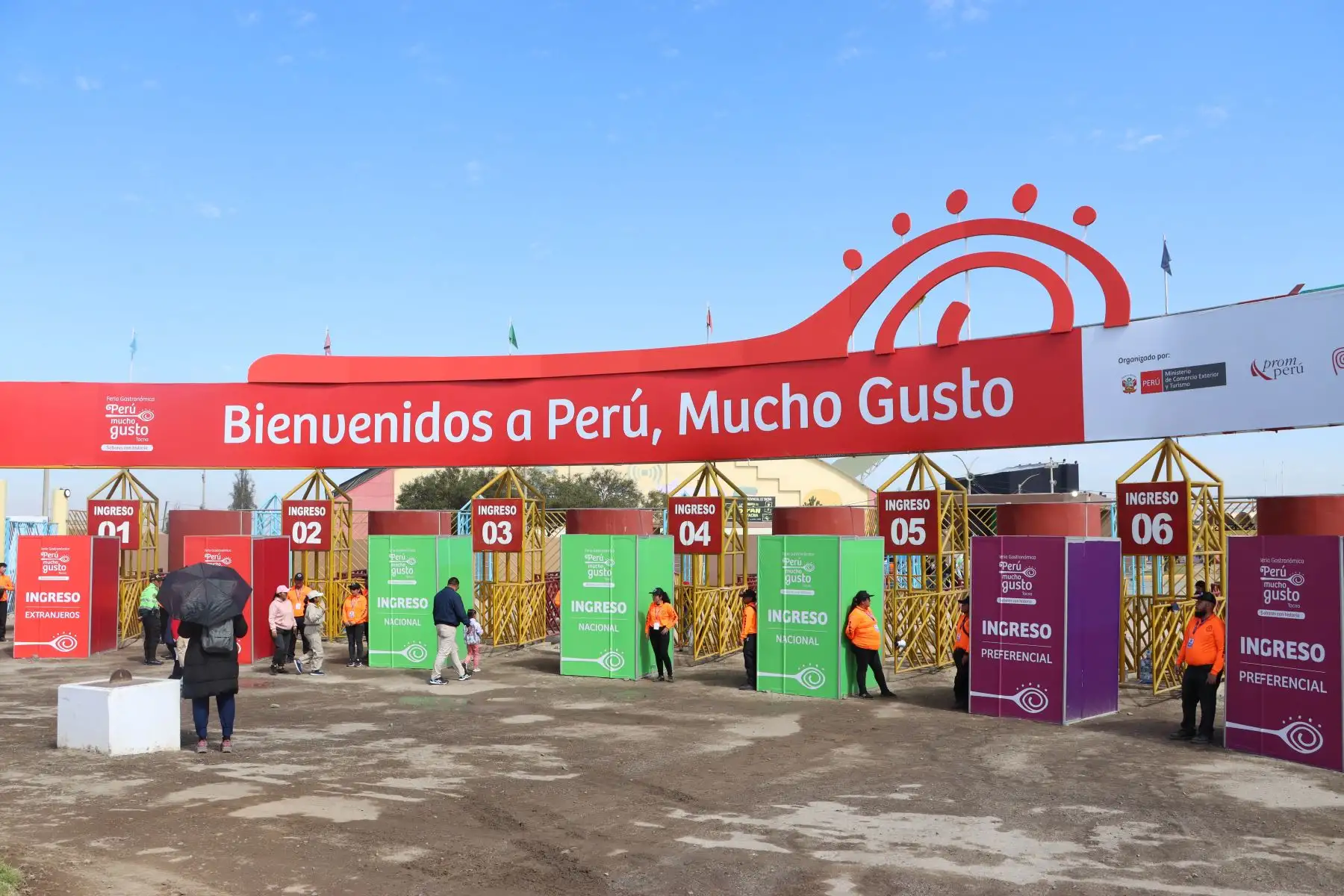 Miles de personas disfrutaron de la gastronomía, los talleres, y las zonas interactivas en el  segundo día de la feria "  Perú, Mucho Gusto Tacna 2025 ".
Foto: Matías Guillermo