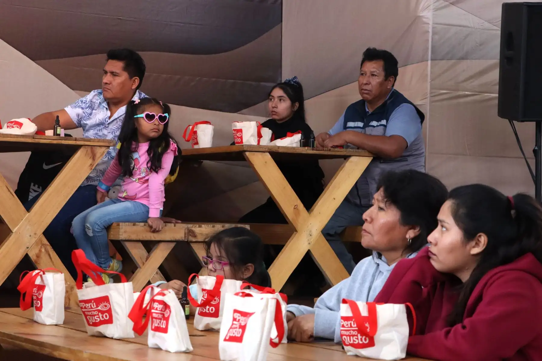 Miles de personas disfrutaron de la gastronomía, los talleres, y las zonas interactivas en el  segundo día de la feria "  Perú, Mucho Gusto Tacna 2025 ".
Foto: Matías Guillermo