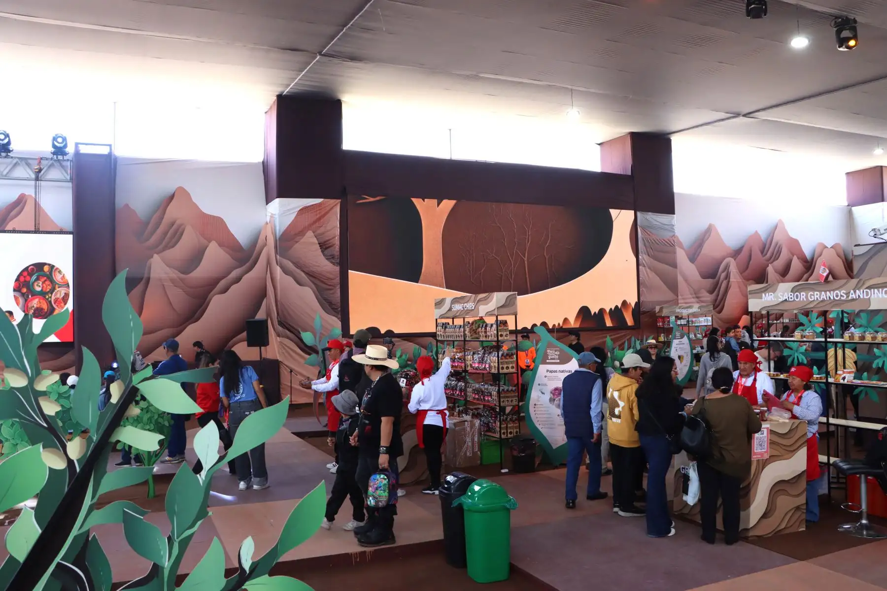 Miles de personas disfrutaron de la gastronomía, los talleres, y las zonas interactivas en el  segundo día de la feria "  Perú, Mucho Gusto Tacna 2025 ".
Foto: Matías Guillermo