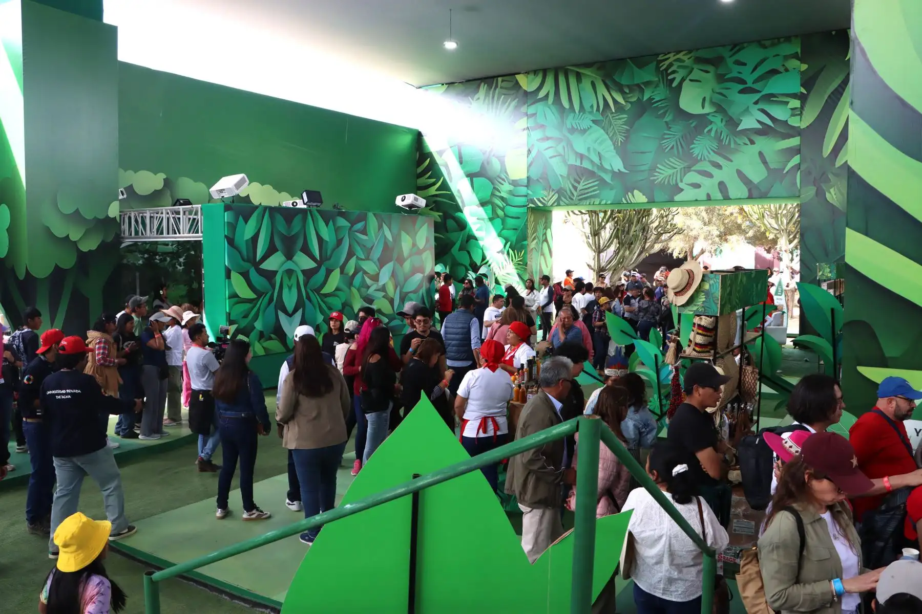 Miles de personas disfrutaron de la gastronomía, los talleres, y las zonas interactivas en el  segundo día de la feria "  Perú, Mucho Gusto Tacna 2025 ".
Foto: Matías Guillermo