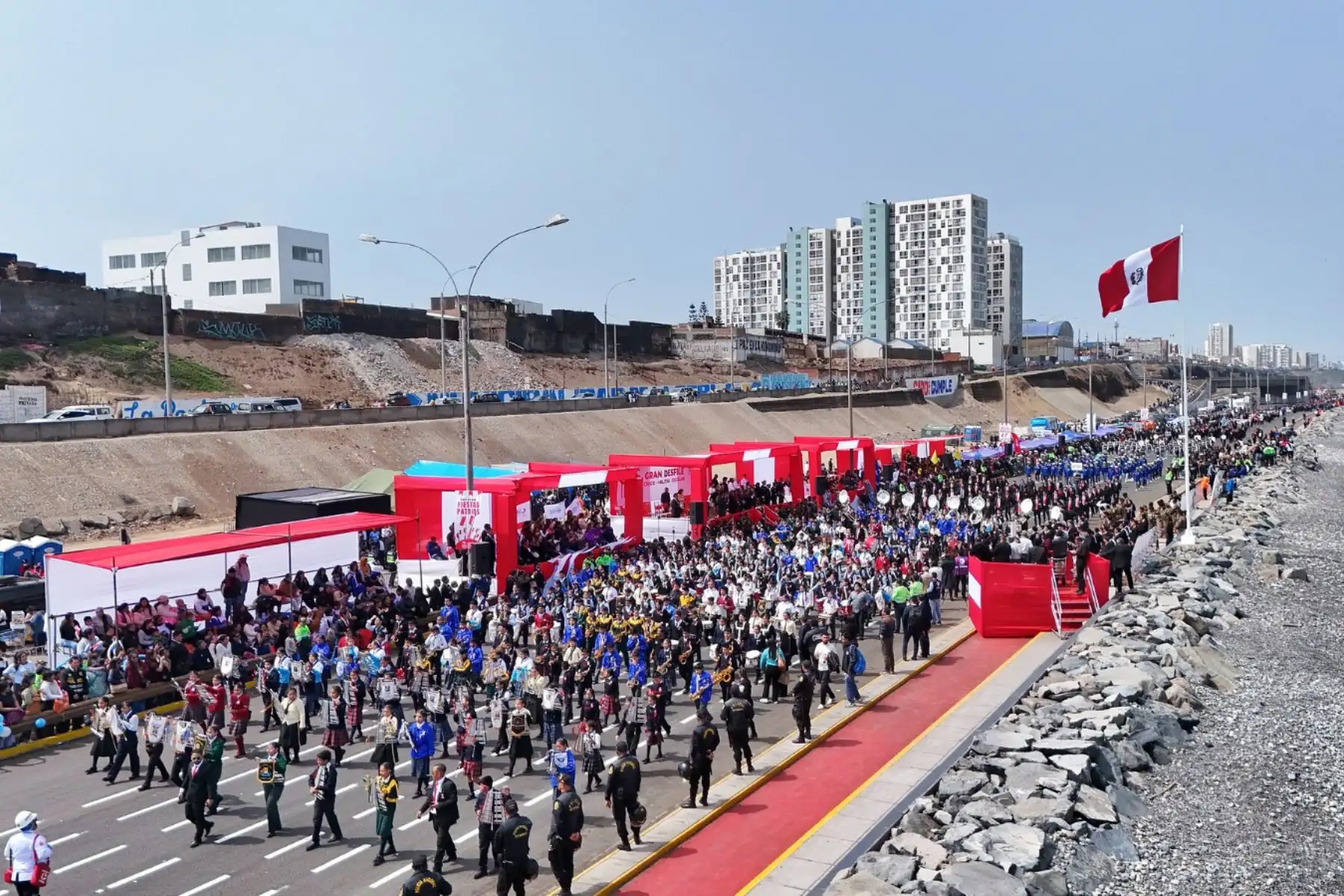 Con motivo del 204° Aniversario de la Independencia del Perú, niños, jóvenes, adultos, personas mayores o con discapacidad- desfilaron por la Costa Verde del Callao.
Foto: Gore Callao