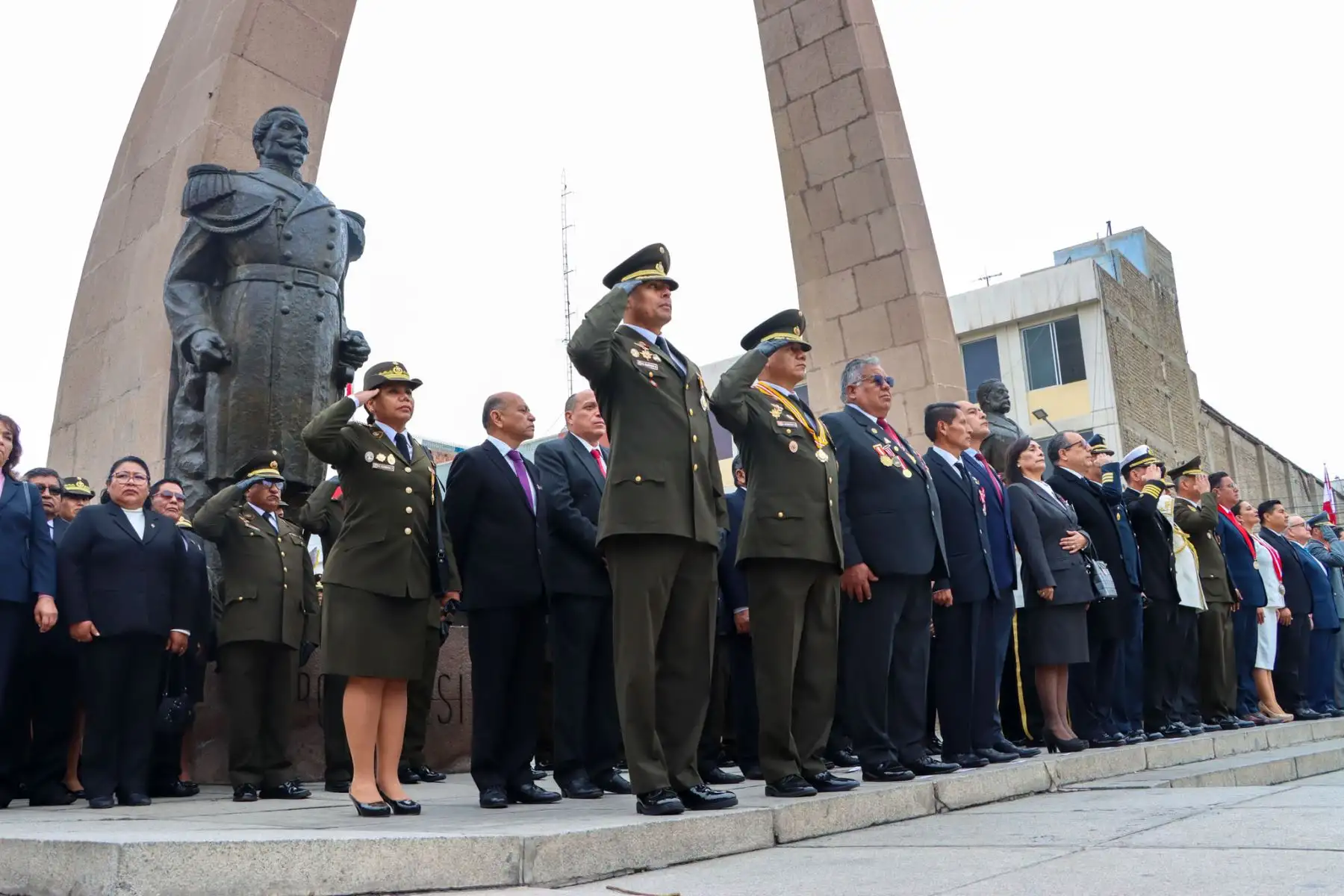 Tacna dio inicio a las celebraciones por Fiestas Patrias con una ceremonia que reunió a autoridades civiles, militares peruanos y chilenos, así como a numerosos ciudadanos. El acto estuvo marcado por el fervor patriótico y la reflexión sobre la historia y el compromiso cívico de la región. Con este evento, Tacna reafirma su identidad y celebra a la patria con memoria, unidad y esperanza en el futuro. Foto: ANDINA/Matías Gullermo