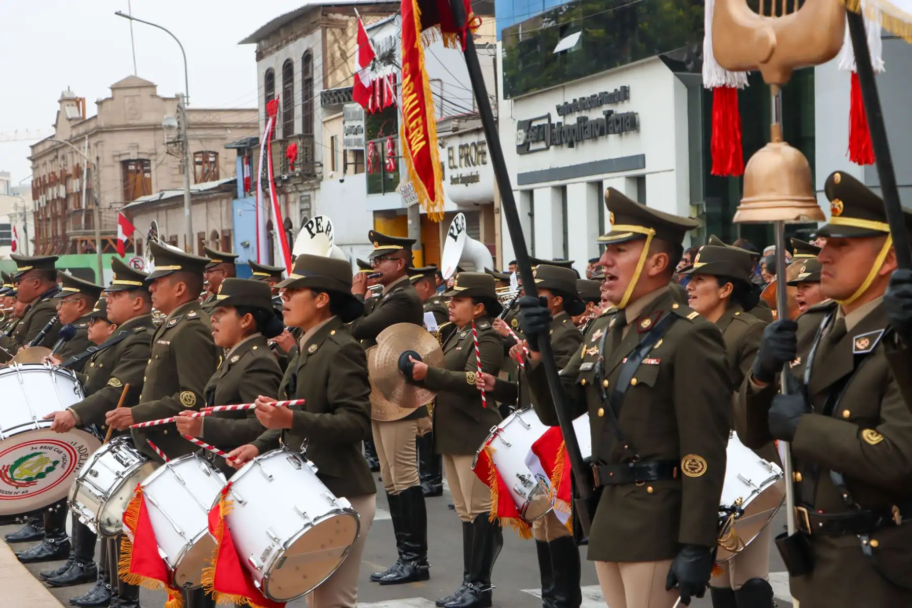 Tacna dio inicio a las celebraciones por Fiestas Patrias con una ceremonia que reunió a autoridades civiles, militares peruanos y chilenos, así como a numerosos ciudadanos. El acto estuvo marcado por el fervor patriótico y la reflexión sobre la historia y el compromiso cívico de la región. Con este evento, Tacna reafirma su identidad y celebra a la patria con memoria, unidad y esperanza en el futuro. Foto: ANDINA/Matías Gullermo