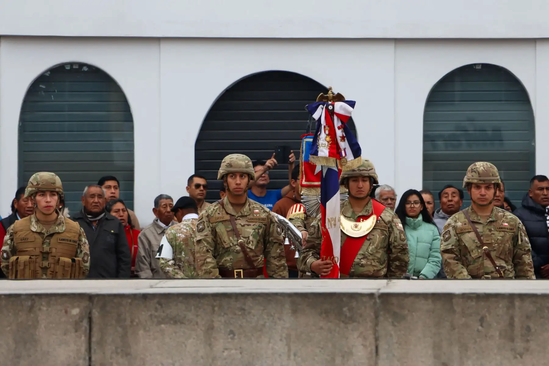 Tacna dio inicio a las celebraciones por Fiestas Patrias con una ceremonia que reunió a autoridades civiles, militares peruanos y chilenos, así como a numerosos ciudadanos. El acto estuvo marcado por el fervor patriótico y la reflexión sobre la historia y el compromiso cívico de la región. Con este evento, Tacna reafirma su identidad y celebra a la patria con memoria, unidad y esperanza en el futuro. Foto: ANDINA/Matías Gullermo