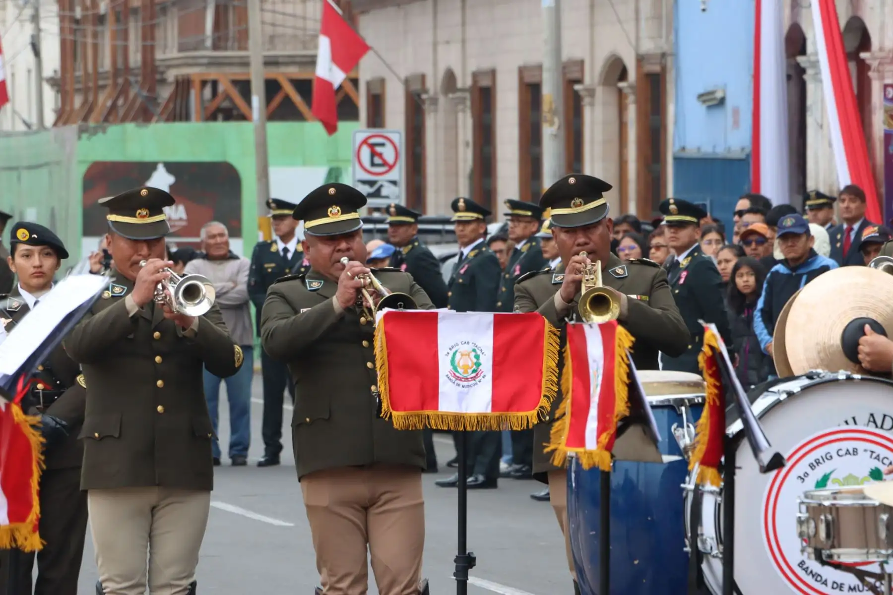 Tacna dio inicio a las celebraciones por Fiestas Patrias con una ceremonia que reunió a autoridades civiles, militares peruanos y chilenos, así como a numerosos ciudadanos. El acto estuvo marcado por el fervor patriótico y la reflexión sobre la historia y el compromiso cívico de la región. Con este evento, Tacna reafirma su identidad y celebra a la patria con memoria, unidad y esperanza en el futuro. Foto: ANDINA/Matías Gullermo