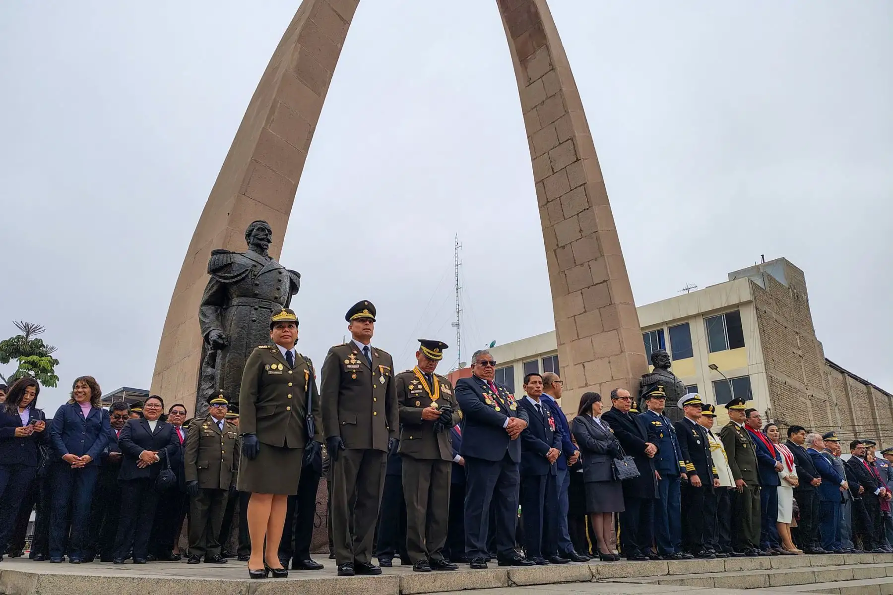 Tacna dio inicio a las celebraciones por Fiestas Patrias con una ceremonia que reunió a autoridades civiles, militares peruanos y chilenos, así como a numerosos ciudadanos. El acto estuvo marcado por el fervor patriótico y la reflexión sobre la historia y el compromiso cívico de la región. Con este evento, Tacna reafirma su identidad y celebra a la patria con memoria, unidad y esperanza en el futuro. Foto: ANDINA/Matías Gullermo