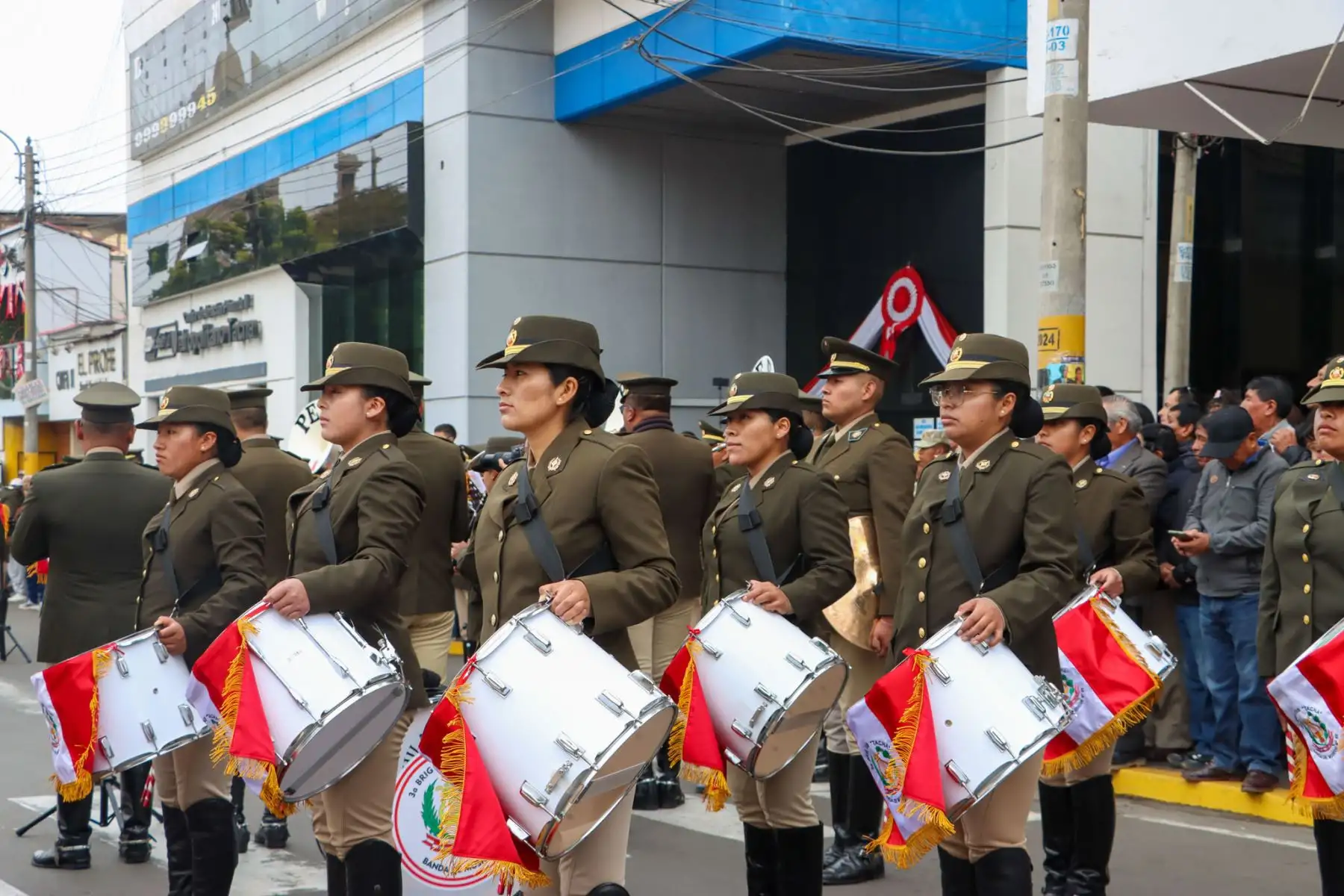 Tacna dio inicio a las celebraciones por Fiestas Patrias con una ceremonia que reunió a autoridades civiles, militares peruanos y chilenos, así como a numerosos ciudadanos. El acto estuvo marcado por el fervor patriótico y la reflexión sobre la historia y el compromiso cívico de la región. Con este evento, Tacna reafirma su identidad y celebra a la patria con memoria, unidad y esperanza en el futuro. Foto: ANDINA/Matías Gullermo