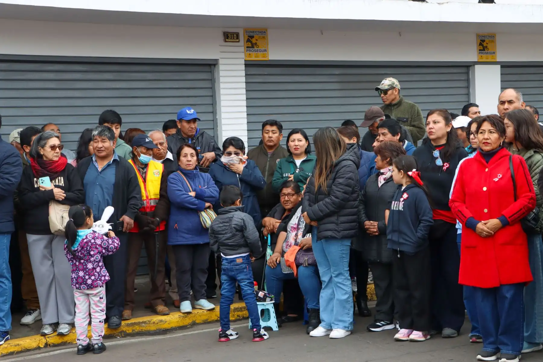 Tacna dio inicio a las celebraciones por Fiestas Patrias con una ceremonia que reunió a autoridades civiles, militares peruanos y chilenos, así como a numerosos ciudadanos. El acto estuvo marcado por el fervor patriótico y la reflexión sobre la historia y el compromiso cívico de la región. Con este evento, Tacna reafirma su identidad y celebra a la patria con memoria, unidad y esperanza en el futuro. Foto: ANDINA/Matías Gullermo