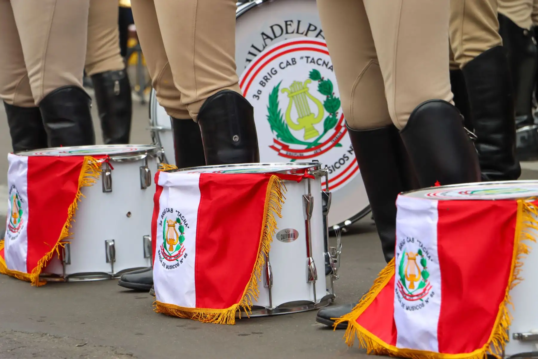 Tacna dio inicio a las celebraciones por Fiestas Patrias con una ceremonia que reunió a autoridades civiles, militares peruanos y chilenos, así como a numerosos ciudadanos. El acto estuvo marcado por el fervor patriótico y la reflexión sobre la historia y el compromiso cívico de la región. Con este evento, Tacna reafirma su identidad y celebra a la patria con memoria, unidad y esperanza en el futuro. Foto: ANDINA/Matías Gullermo